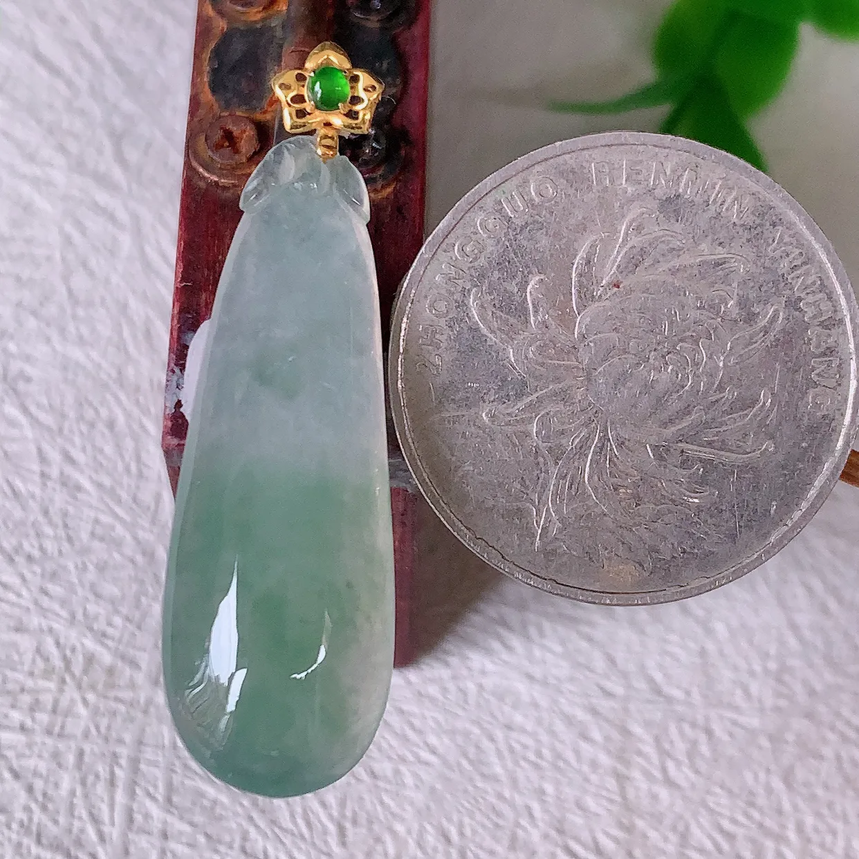 18K金镶嵌冰种飘花翡翠招财福瓜吊坠，精美饱满福瓜，种水足，形态圆润饱满，福相十足 ！#12.17