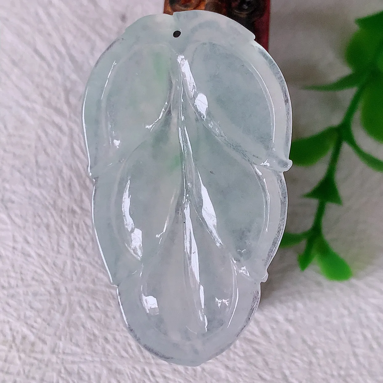 自然光实拍，冰种翡翠叶子吊坠 ，种水足，色泽清新，工艺精湛，叶子寓意美好；金枝玉叶，事业有成。#57.17
