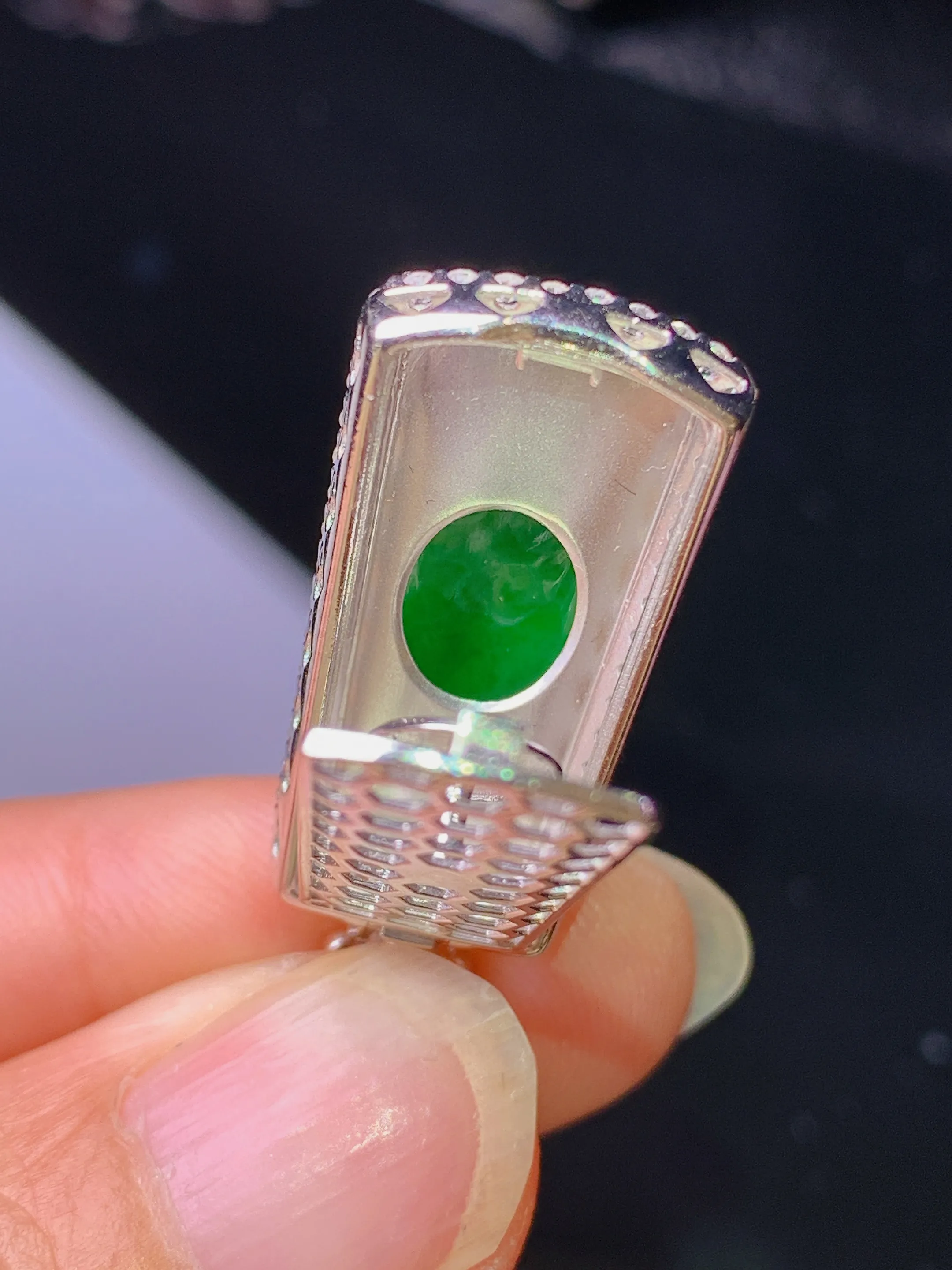 18k金钻镶嵌满绿无事牌吊坠 玉质细腻 色泽清新艳丽 整体尺寸31.5*13*7.6