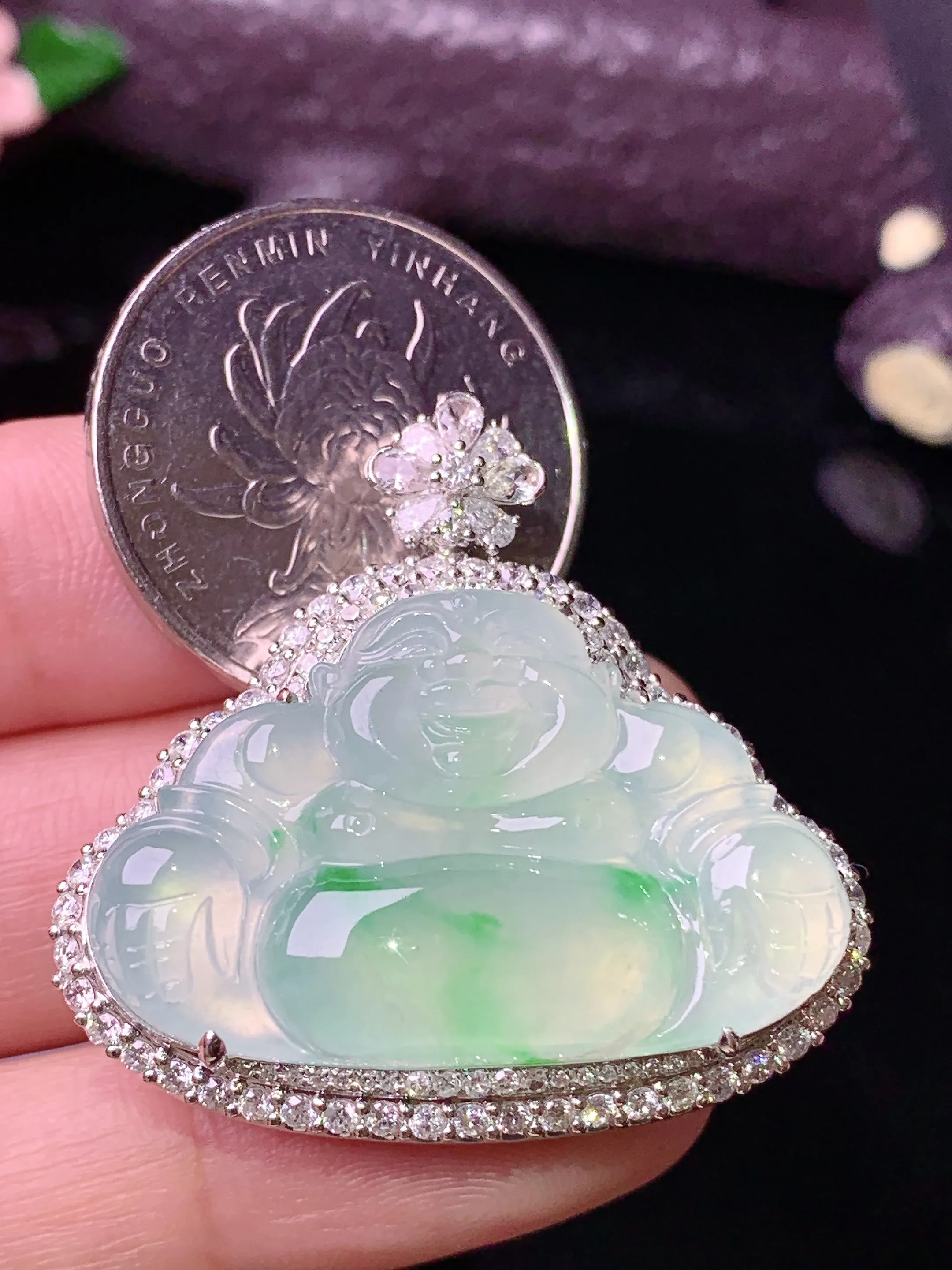 18k金钻镶嵌飘绿佛公吊坠 玉质细腻 色泽清新艳丽 整体尺寸33.8*35.5*12.6