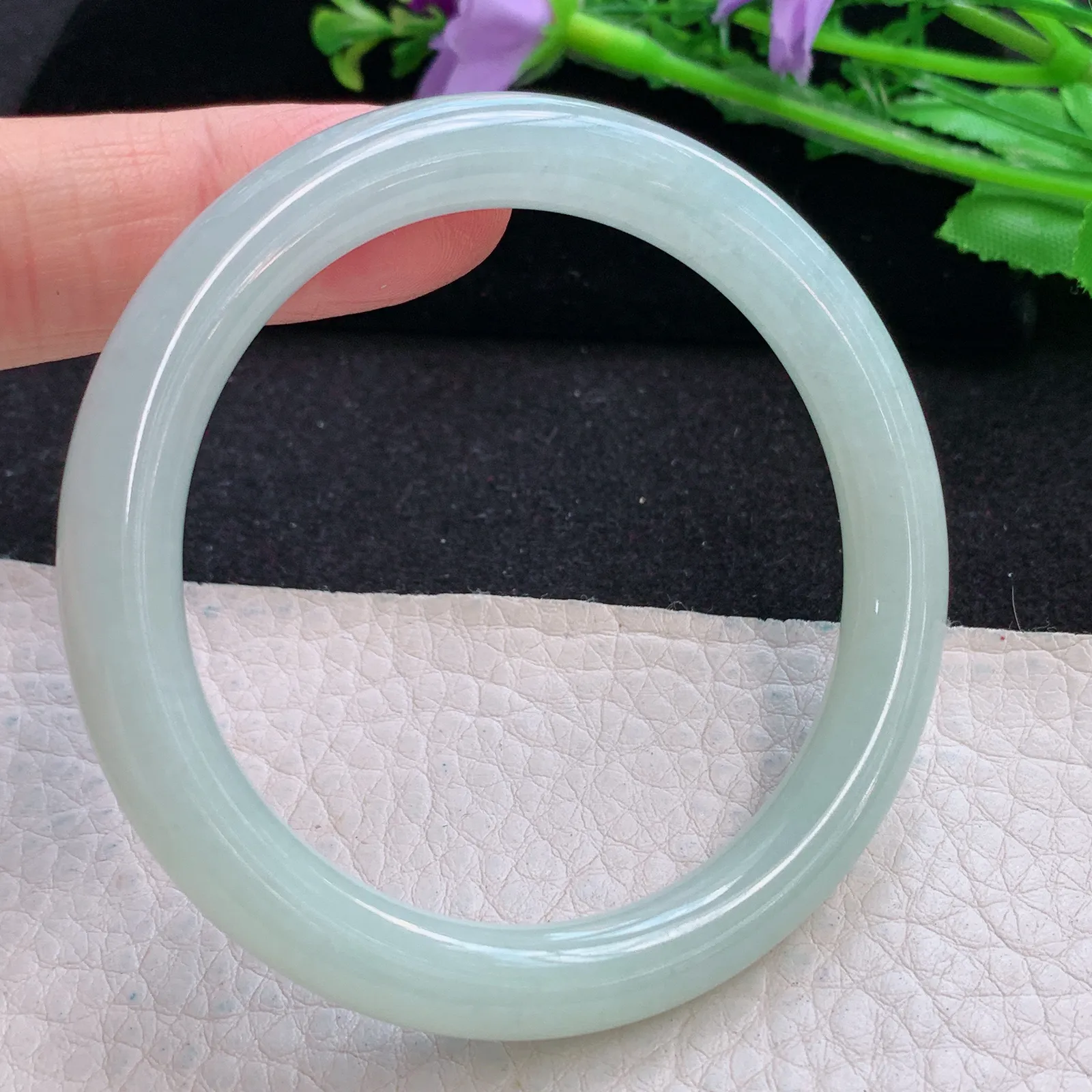 n小圈口52*8叮当镯 天然缅甸翡翠浅绿清爽水灵圆条玉手镯 美人镯