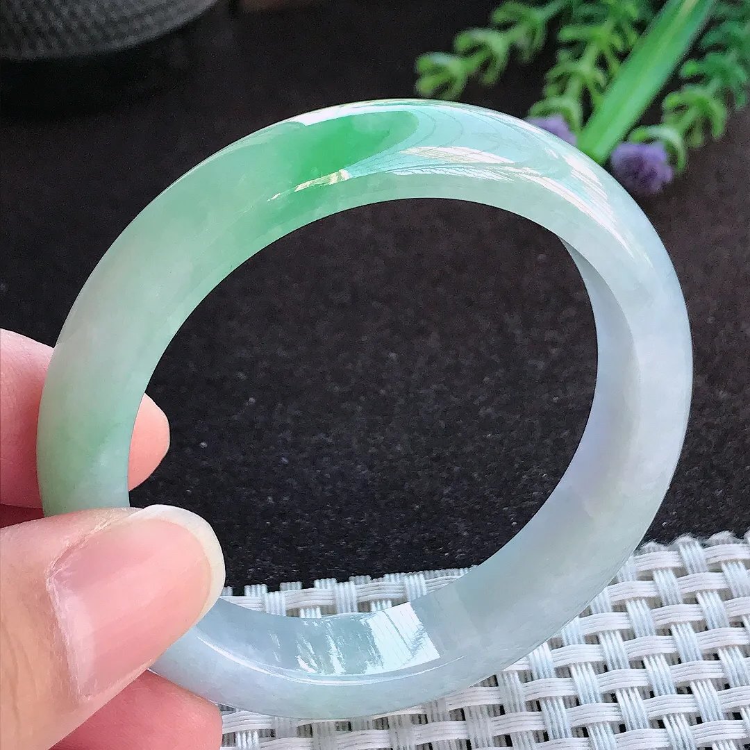 天然a货翡翠52/11.6/7.7老坑精美冰胶下圈口飘阳绿手镯宽边玉手镯