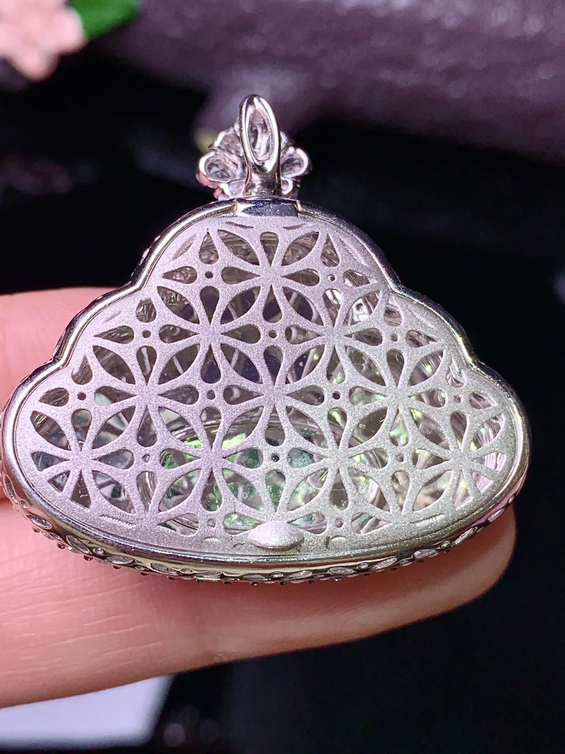 18k金钻镶嵌飘绿佛公吊坠 玉质细腻 色泽清新艳丽 整体尺寸33.8*35.5*12.6