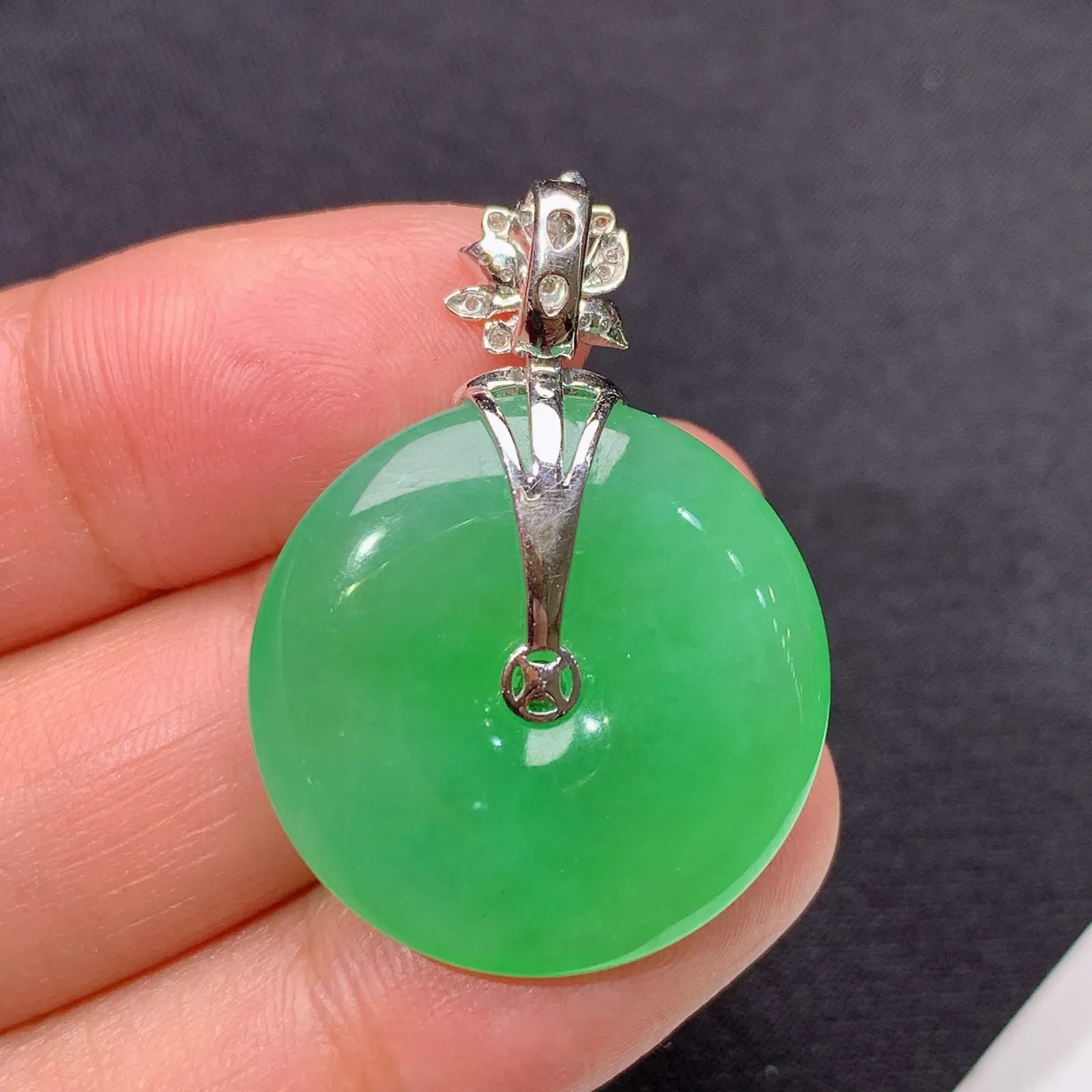 浅阳绿平安扣吊坠，18k金镶嵌，色泽鲜阳，冰润细腻，种水足 Ax 尺寸33*23.6*5.2