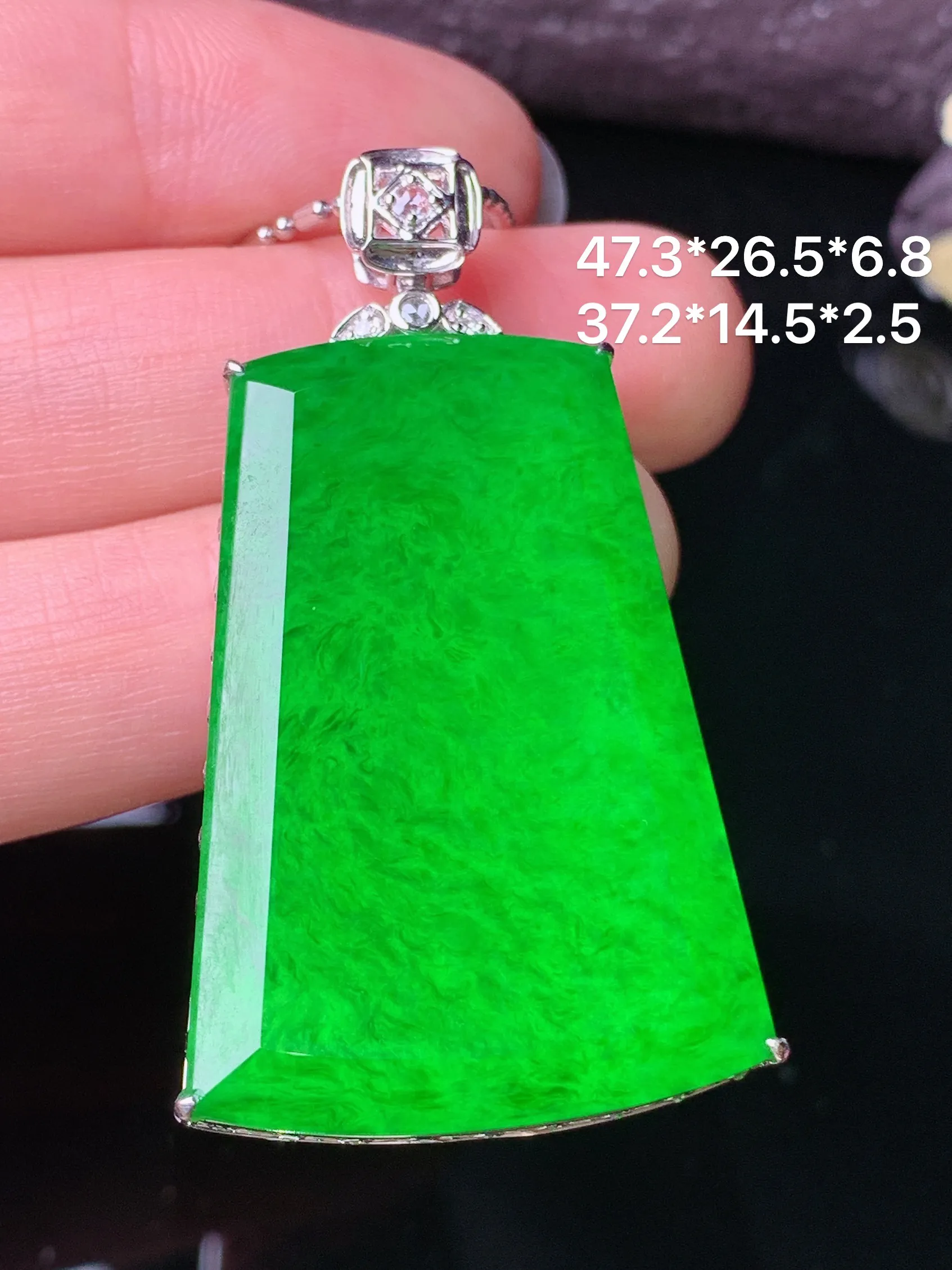18k金钻镶嵌满绿无事牌吊坠 玉质细腻 色泽清新艳丽 整体尺寸47.3*26.5*6.8