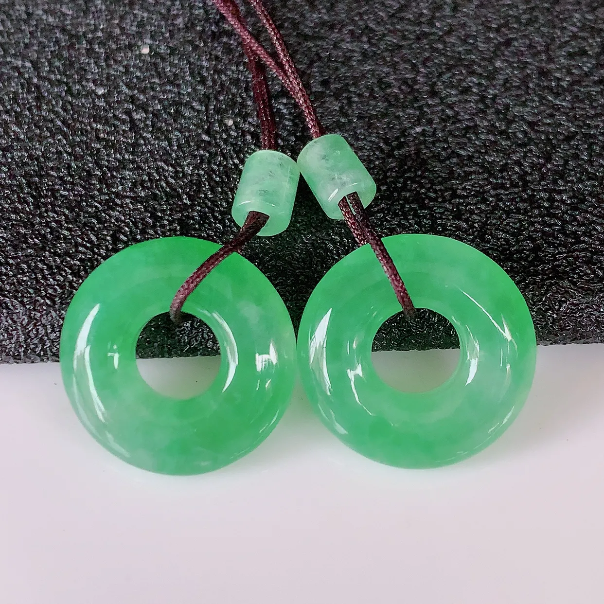 自然光实拍，冰种满绿翡翠一对平安扣耳坠，翠色灵动，玉质细腻，颜色漂亮，品相佳，佩戴佳品！配图银线 #57.17