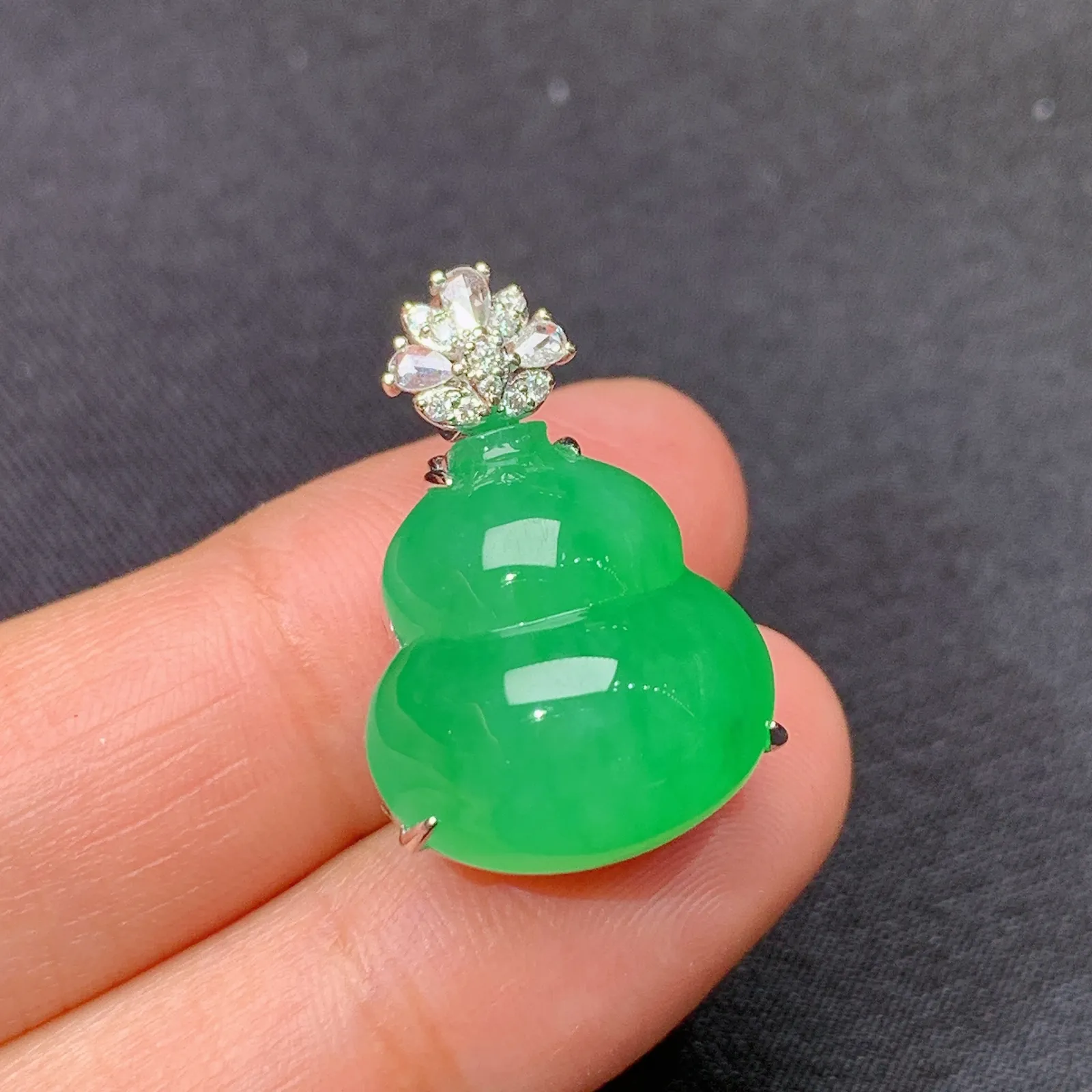 浅阳绿葫芦吊坠，18k金镶嵌，色泽鲜阳，冰润细腻，种水足，Xj 尺寸23.4*16.1*12.7