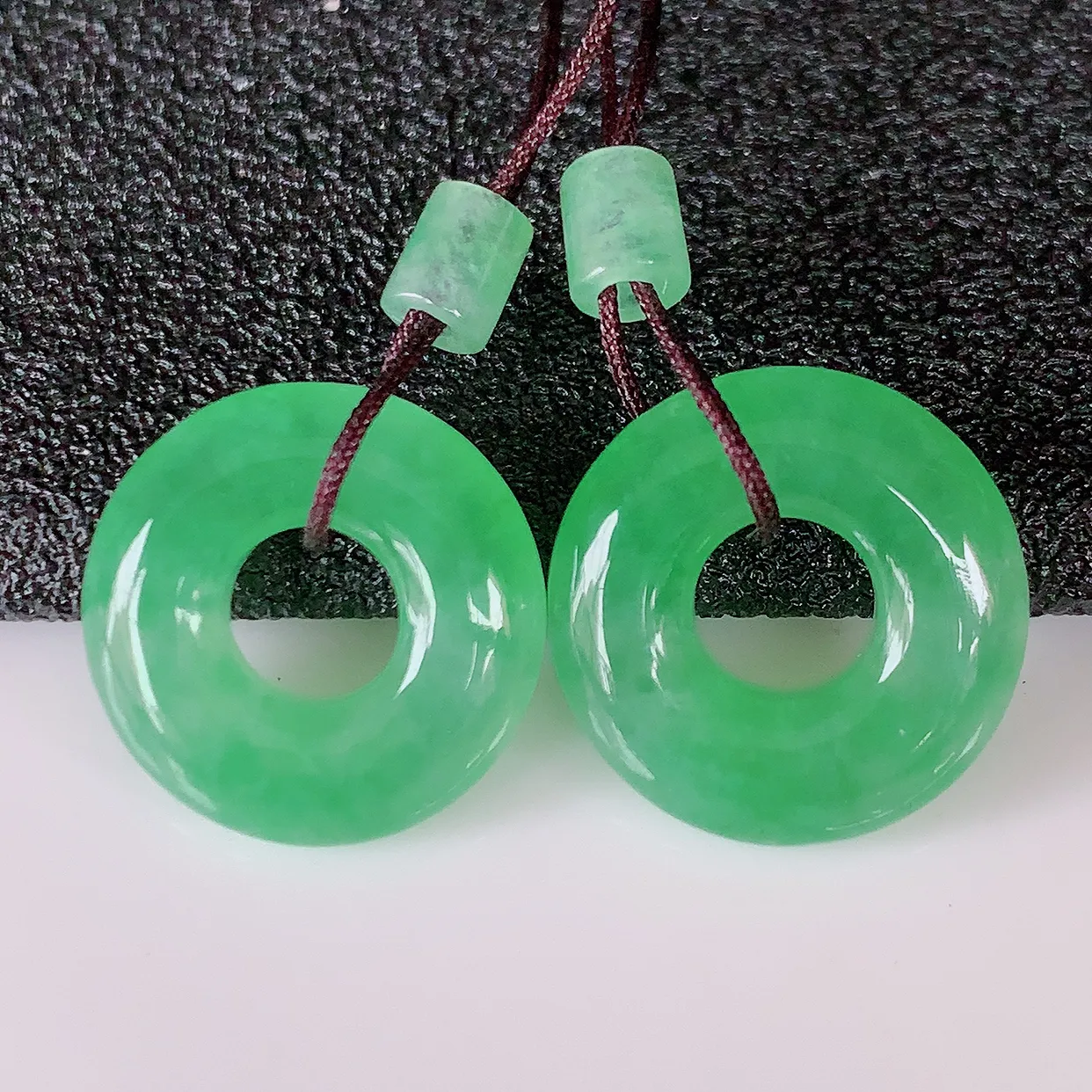 自然光实拍，冰种满绿翡翠一对平安扣耳坠，翠色灵动，玉质细腻，颜色漂亮，品相佳，佩戴佳品！配图银线 #