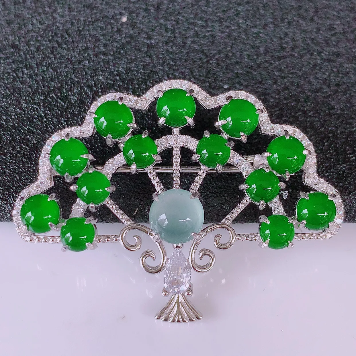 冰透满绿翡翠925银镶嵌胸针，自然光实拍，翠色灵动，颜色漂亮，种老水足，品相佳，佩戴佳品！#97.17整体37.8*28*7.8裸石4.5*4.5