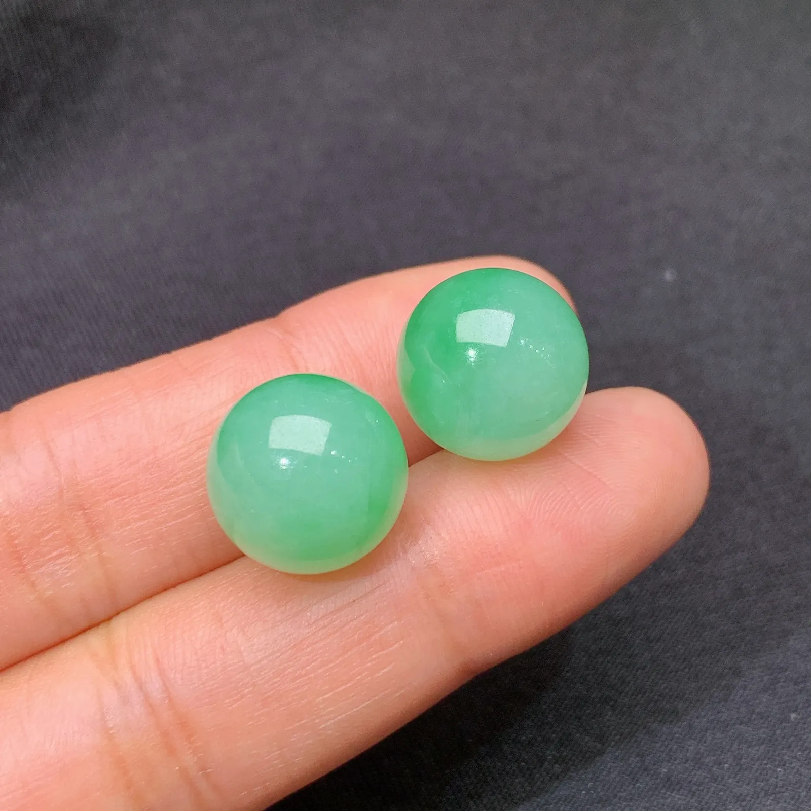 飘绿圆珠一对，镶嵌佳品，冰润色阳，玉质细腻，种水足 直径12.6