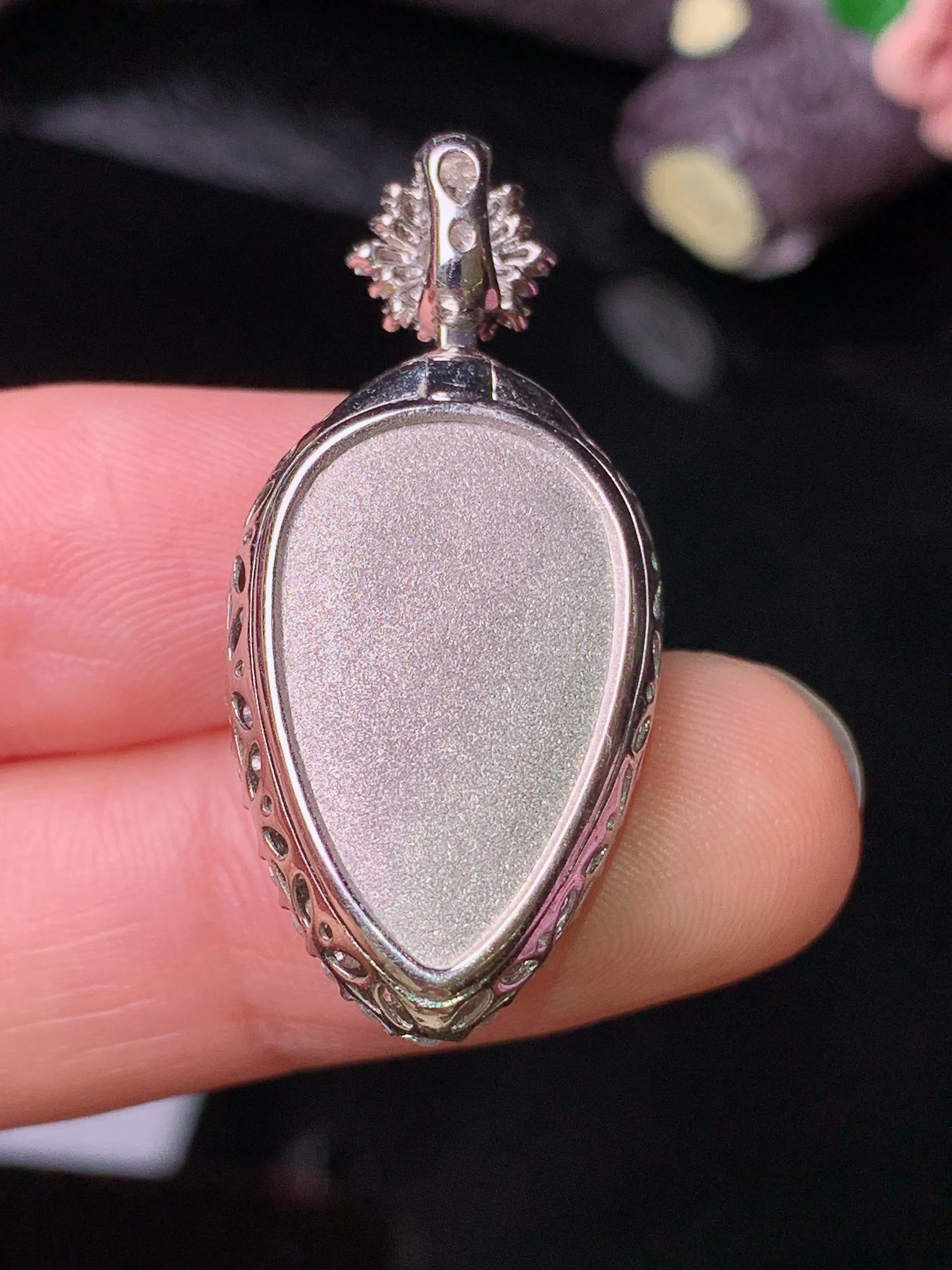 18k金钻镶嵌满绿树叶吊坠 玉质细腻 色泽清新艳丽 整体尺寸34.2*16*9