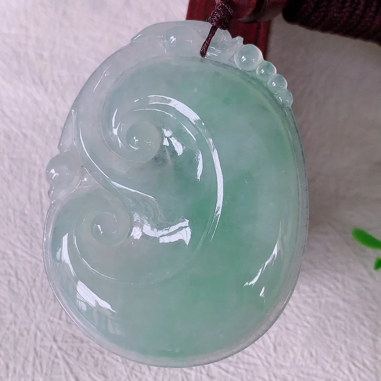 自然光实拍，大件饱满冰种飘绿翡翠如意吊坠，玉坠百搭又精致，寓意着吉祥，事事如意！#46.17