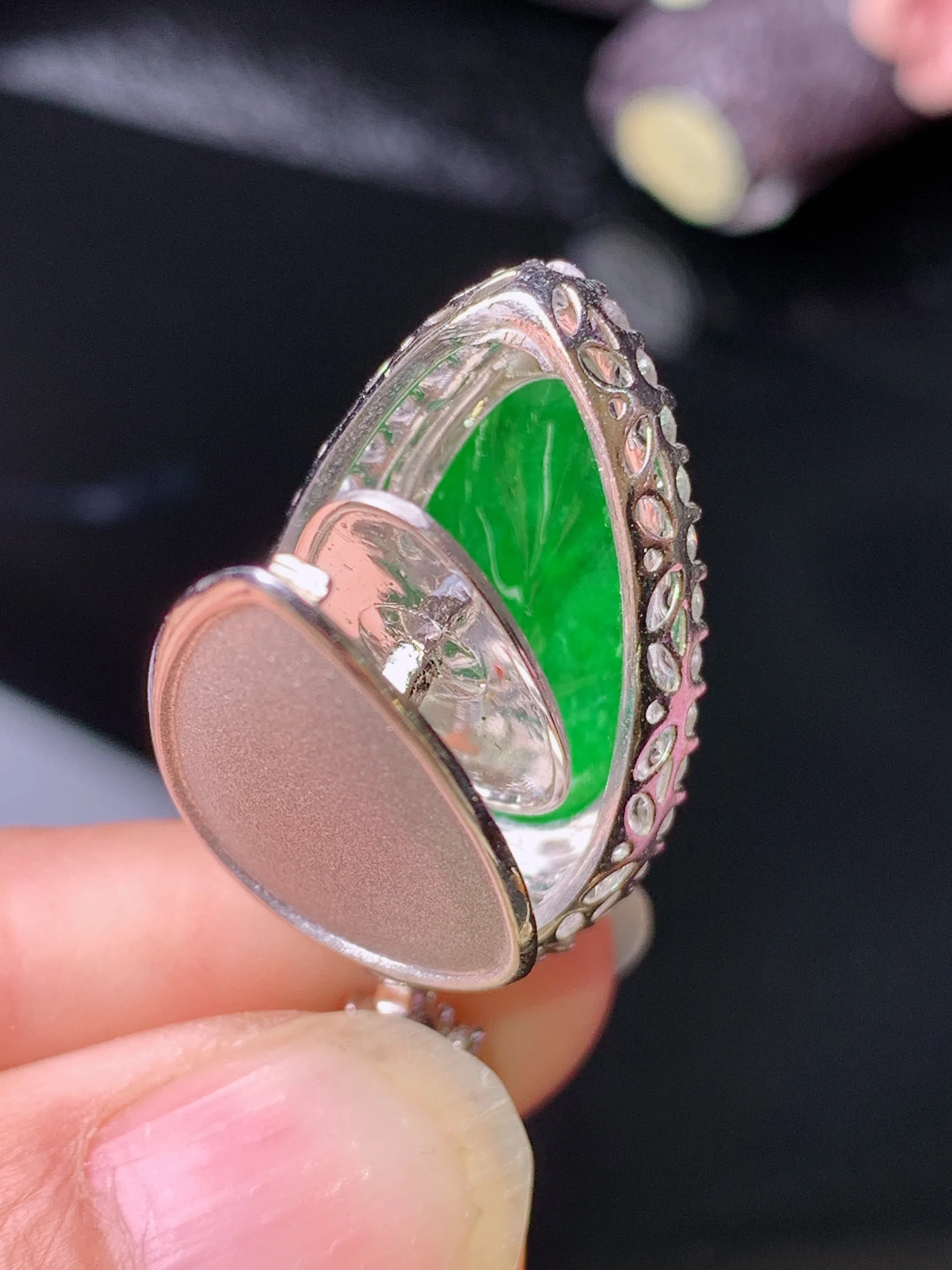 18k金钻镶嵌满绿树叶吊坠 玉质细腻 色泽清新艳丽 整体尺寸34.2*16*9