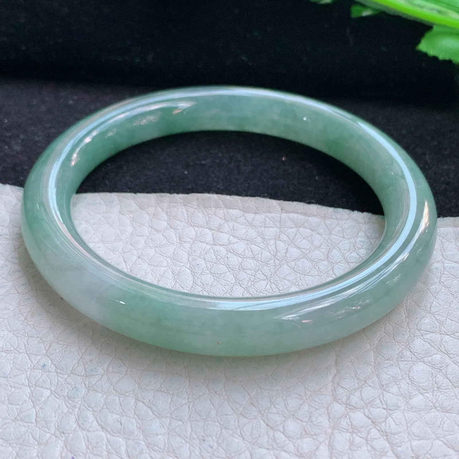 n小圈口53*8.3叮当镯 天然缅甸翡翠冰胶水灵圆条玉手镯 美人镯