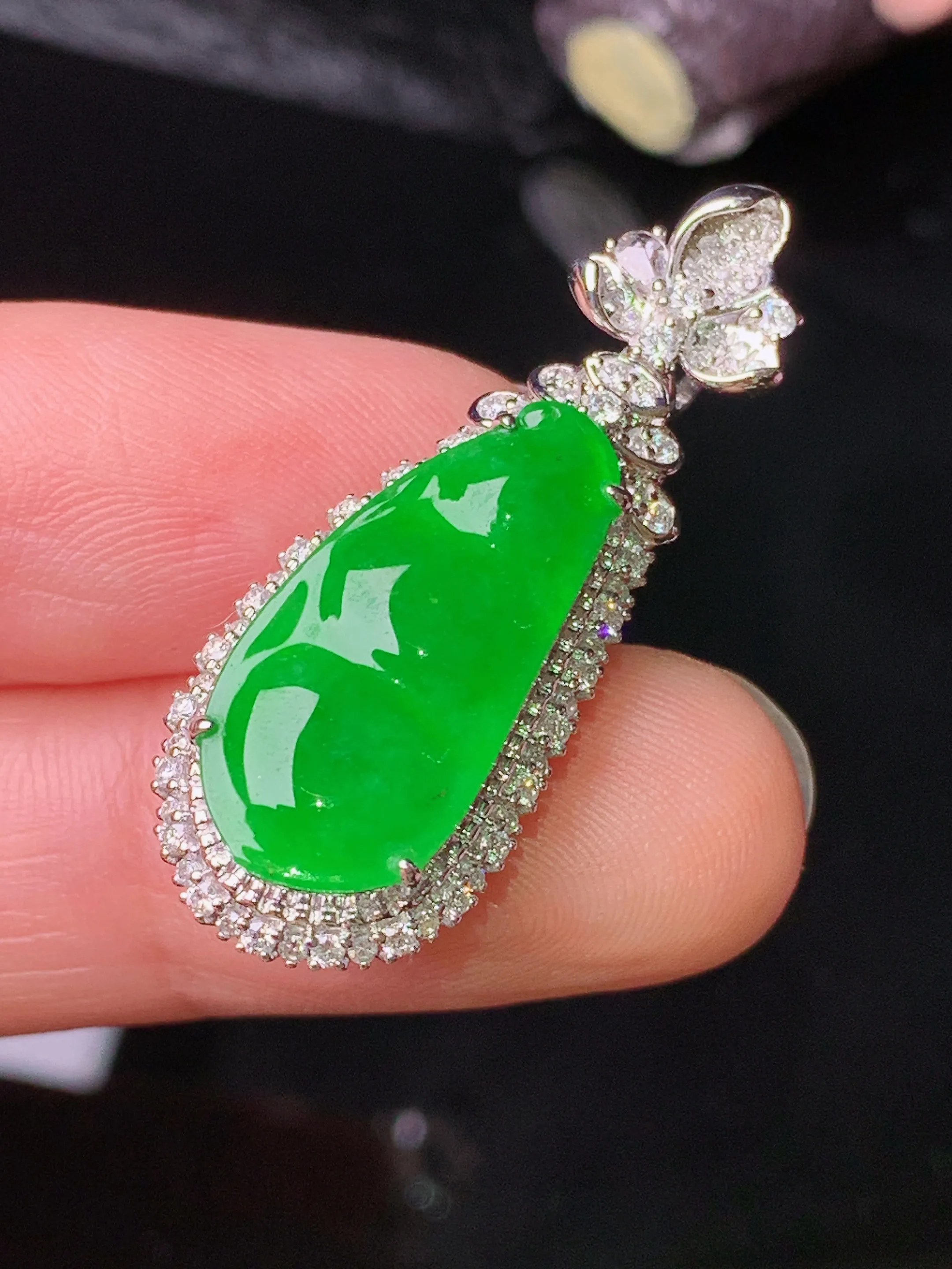 18k金钻镶嵌满绿四季豆吊坠 玉质细腻 色泽清新艳丽 整体尺寸34.3*13.2*10