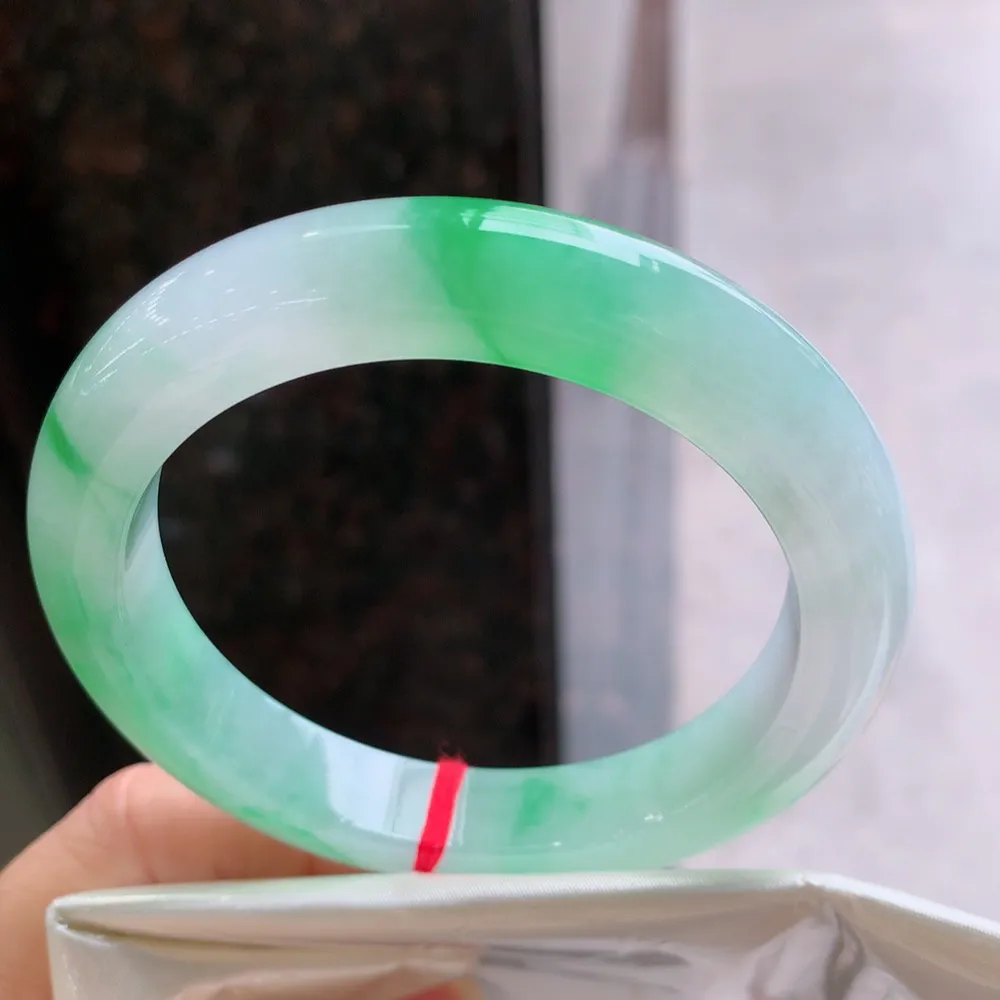 正圈高冰阳绿 无瑕 尺寸:59.1/11.8/9.7 种色俱佳