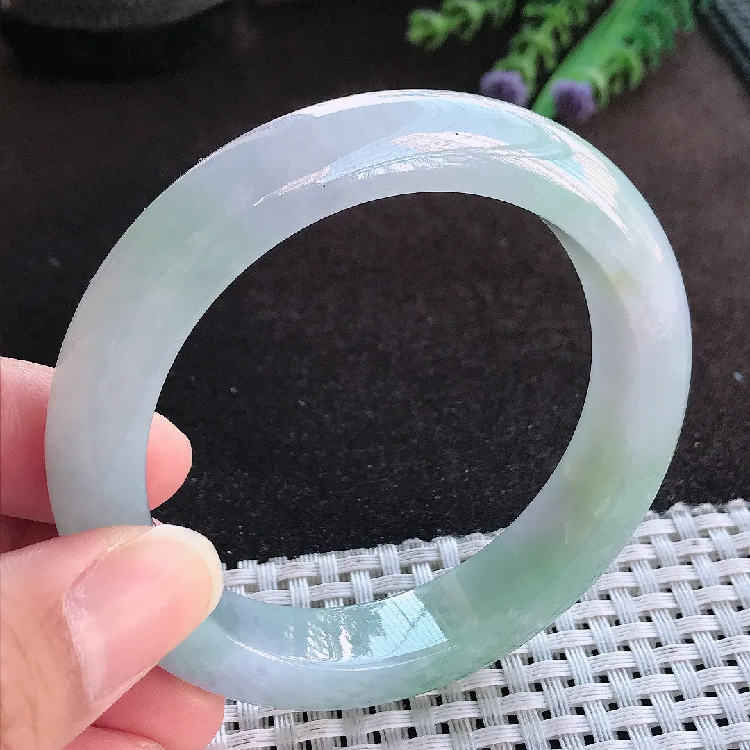 天然a货翡翠56/12.4/9.1老坑精美冰润浅绿色手镯宽边玉手镯