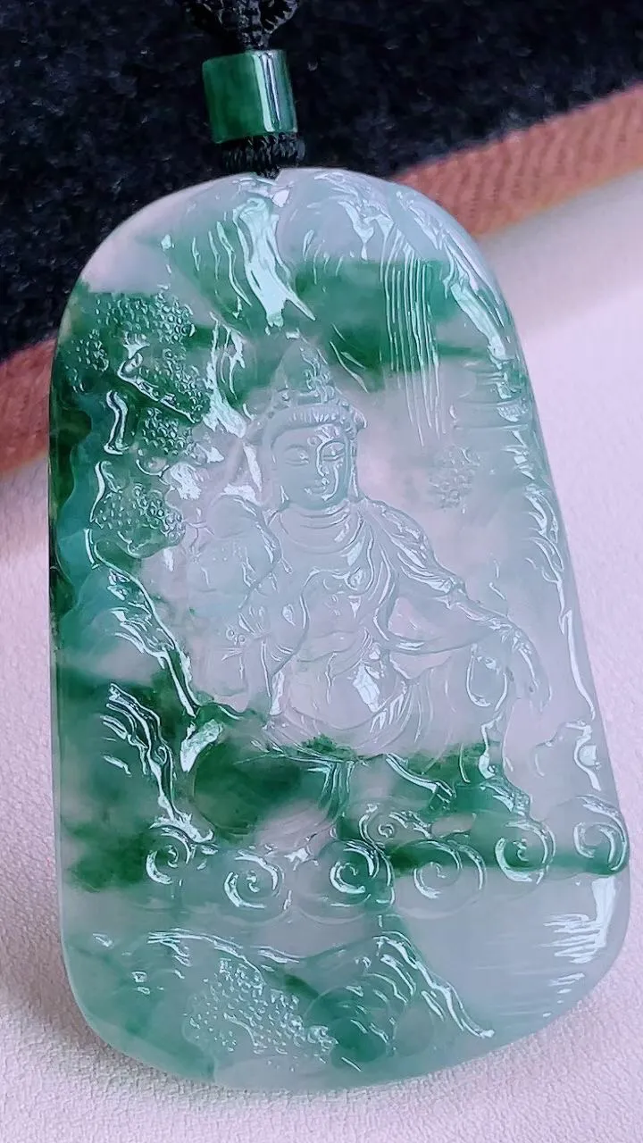 【翡翠名称】老坑种冰飘花山水观音挂件
【翡翠尺寸】67.7/42.4/5mm
【翡翠描述】缅甸天然翡翠A货，种老水足，玉质细腻，色泽靓丽，性价比高，佩戴效果好！