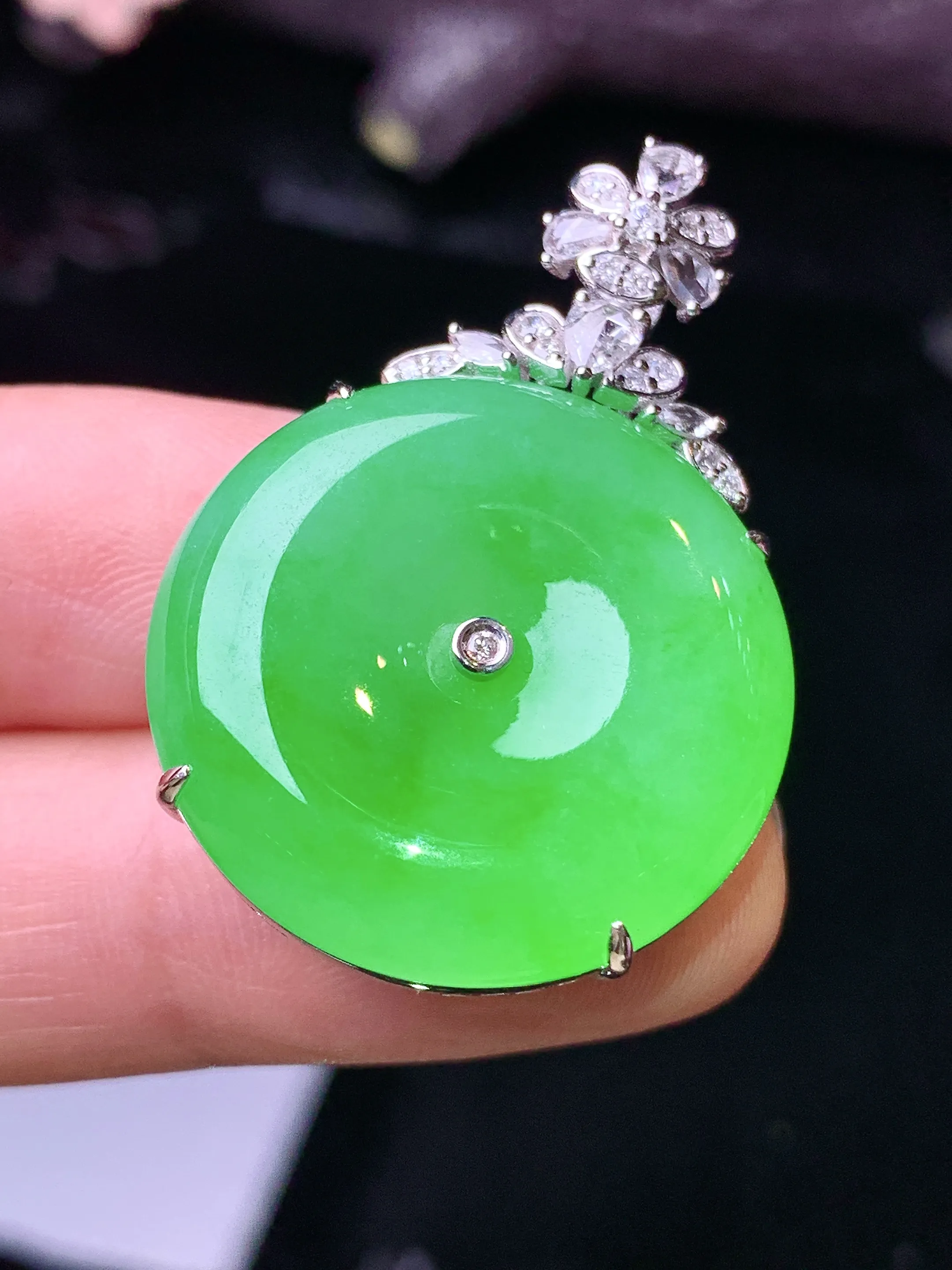 18k金钻镶嵌翠绿平安扣吊坠 玉质细腻 色泽清新艳丽 整体尺寸36*24.2*9.5