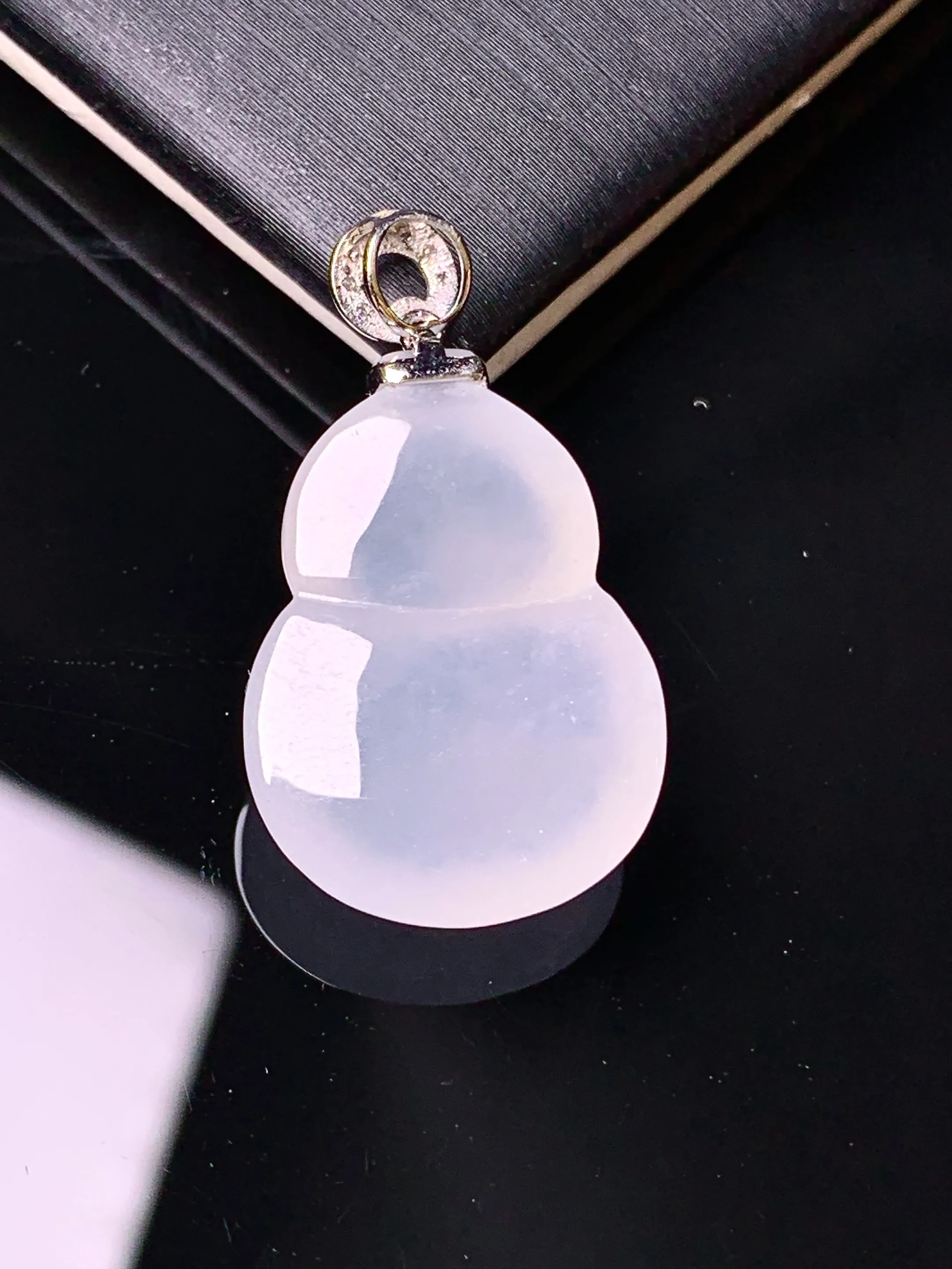 18k金钻镶嵌冰种葫芦吊坠 玉质细腻 色泽清新艳丽 整体尺寸27.5*15.5*7