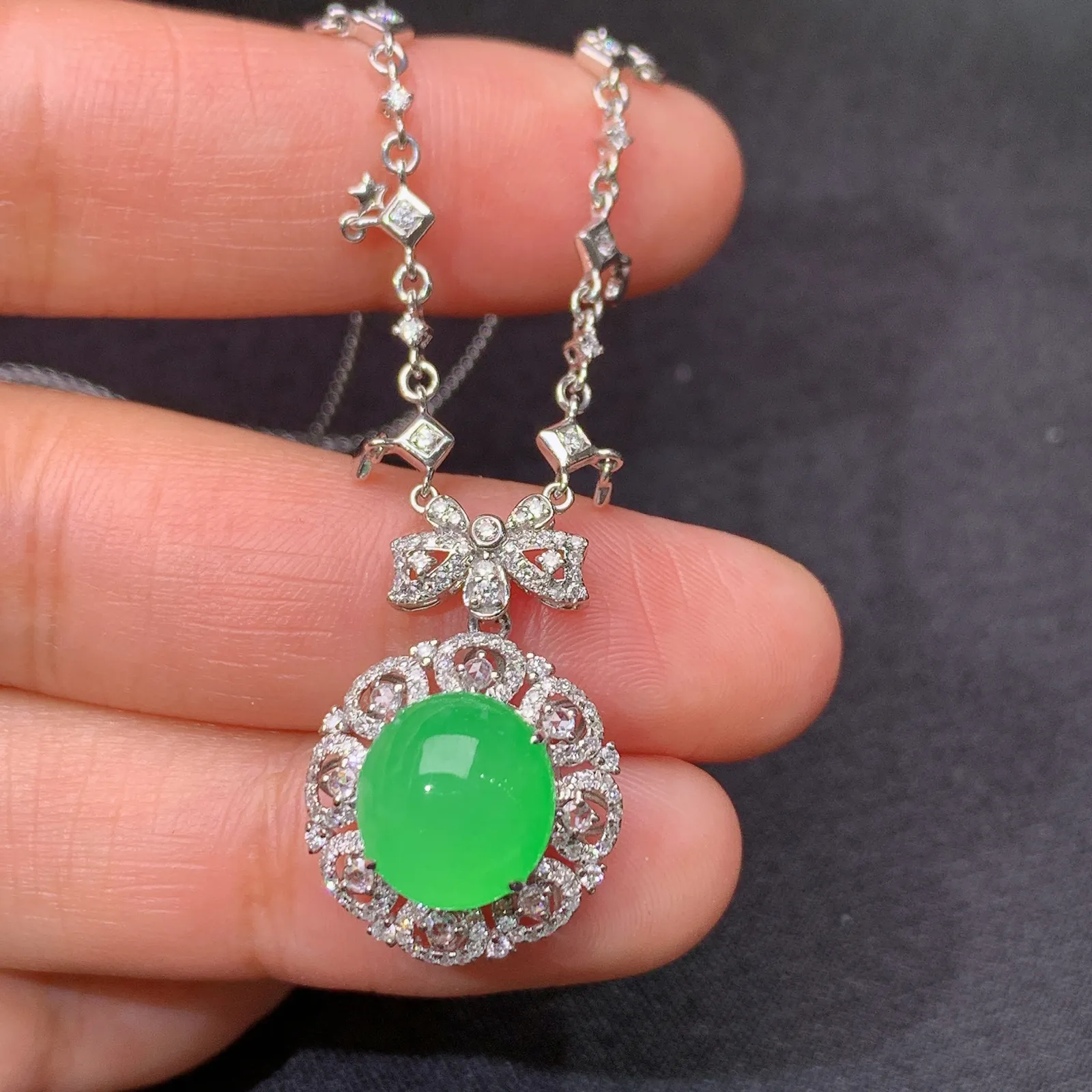 冰阳绿蛋面锁骨链，18k金镶嵌，款式精美，冰润色阳，种水足 裸石9.8*9.1*5