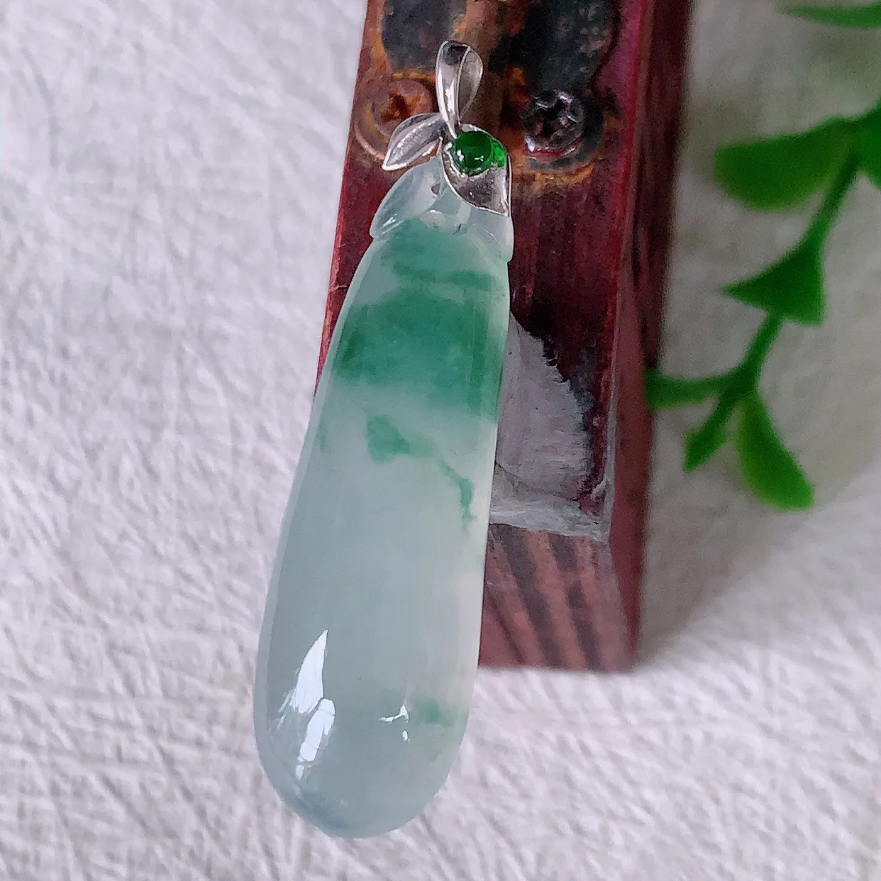 18K金镶嵌冰种飘花翡翠福瓜吊坠，种老水足，雕工精湛 ，寓意美好，佩戴时尚出众！#12.17