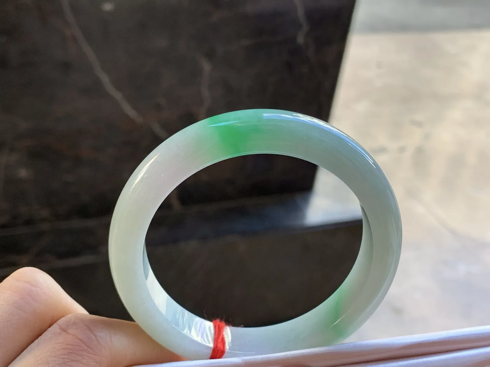 56.5-12.4-8.6

带色手镯^_^玉质温润 颜色鲜艳