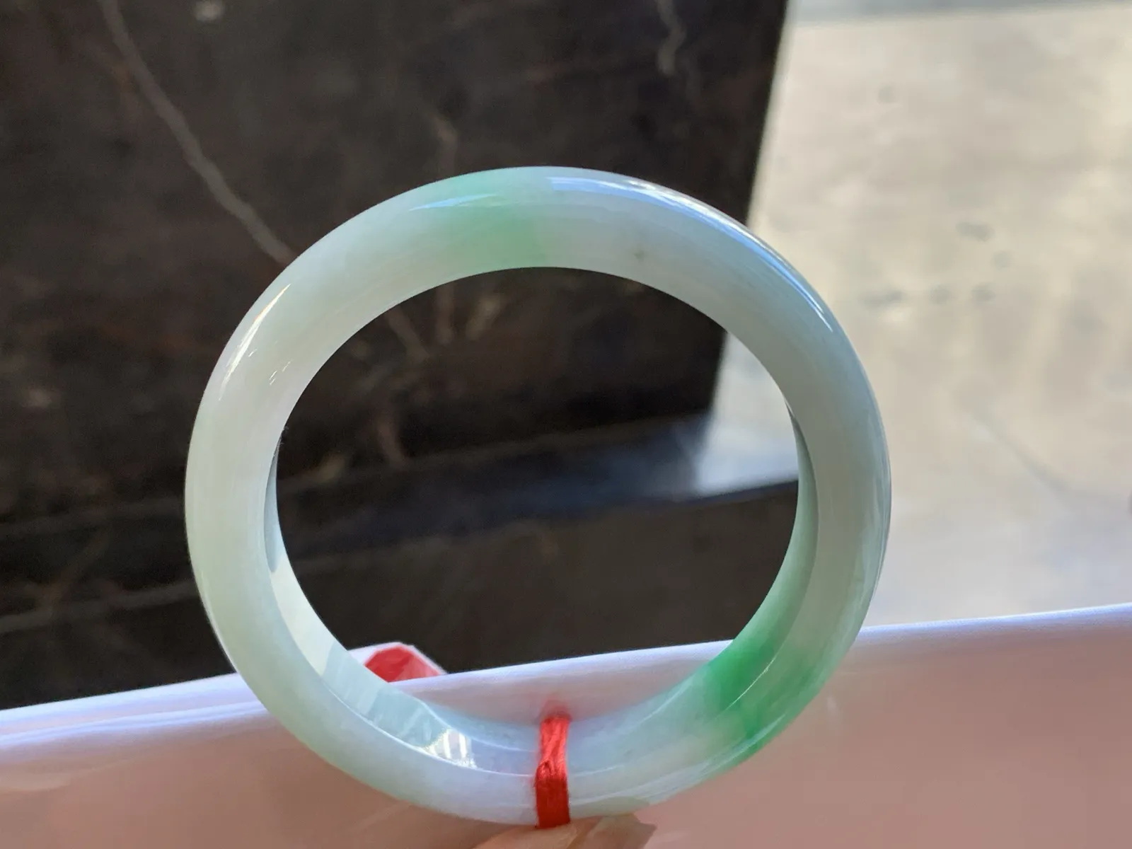 56.5-12.4-8.6

带色手镯^_^玉质温润 颜色鲜艳