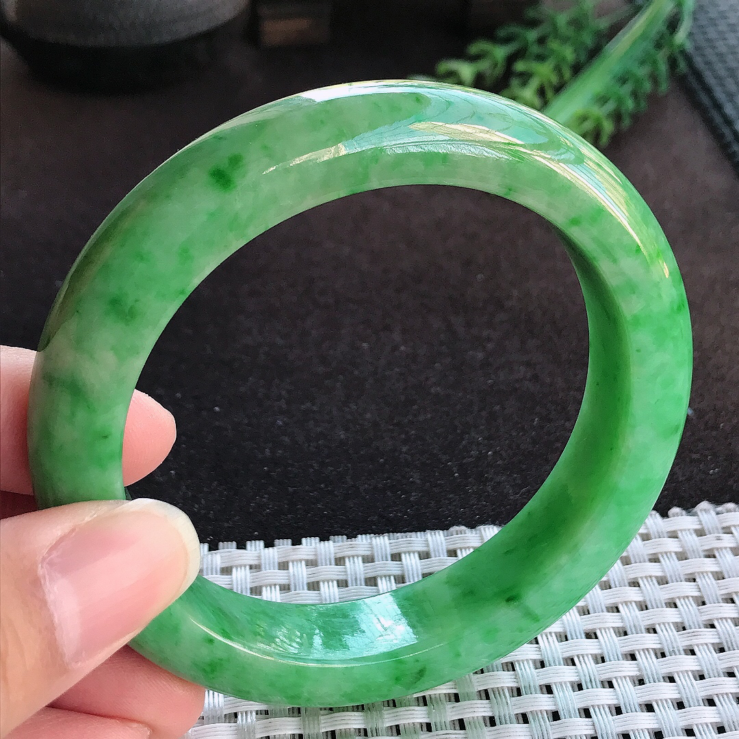 天然a货翡翠60.5/13.1/9.6老坑精美温润辣阳绿手镯大圈口宽边玉手镯