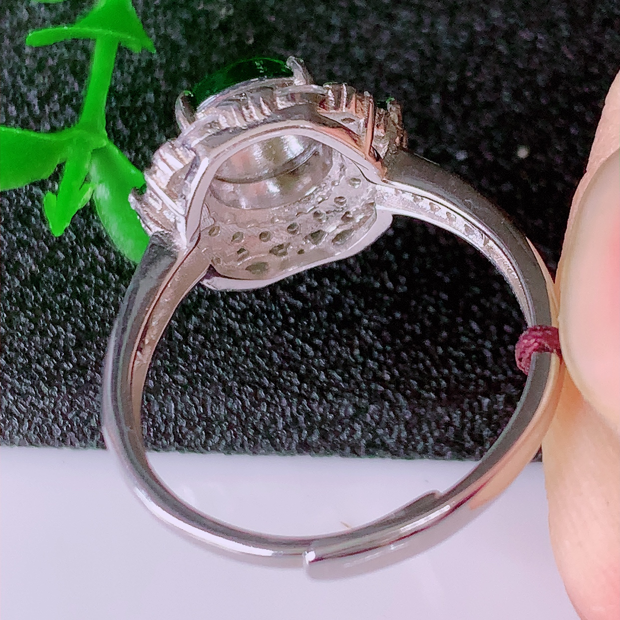 冰透满绿翡翠925银镶嵌戒指，自然光实拍，翠色灵动，颜色漂亮，种老水足，品相佳，佩戴佳品！#97.17（圈口可调大小）整体26.5-18.8-7.裸石7.8*7.8