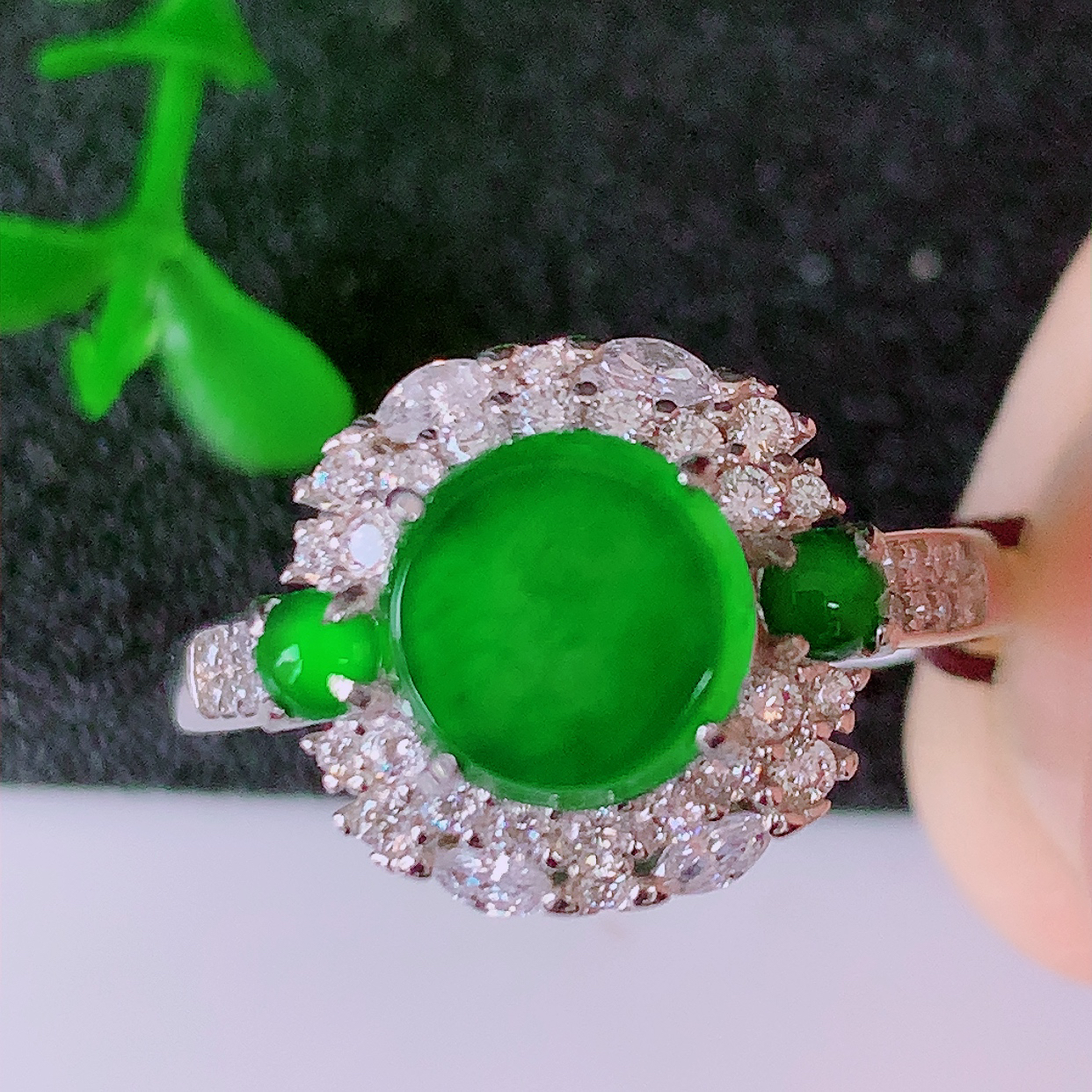 冰透满绿翡翠925银镶嵌戒指，自然光实拍，翠色灵动，颜色漂亮，种老水足，品相佳，佩戴佳品！#97.1