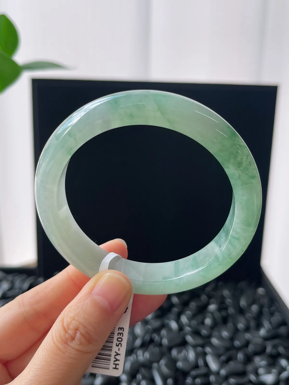 正圈56.5圈口，翡翠冰糯种淡绿色手镯