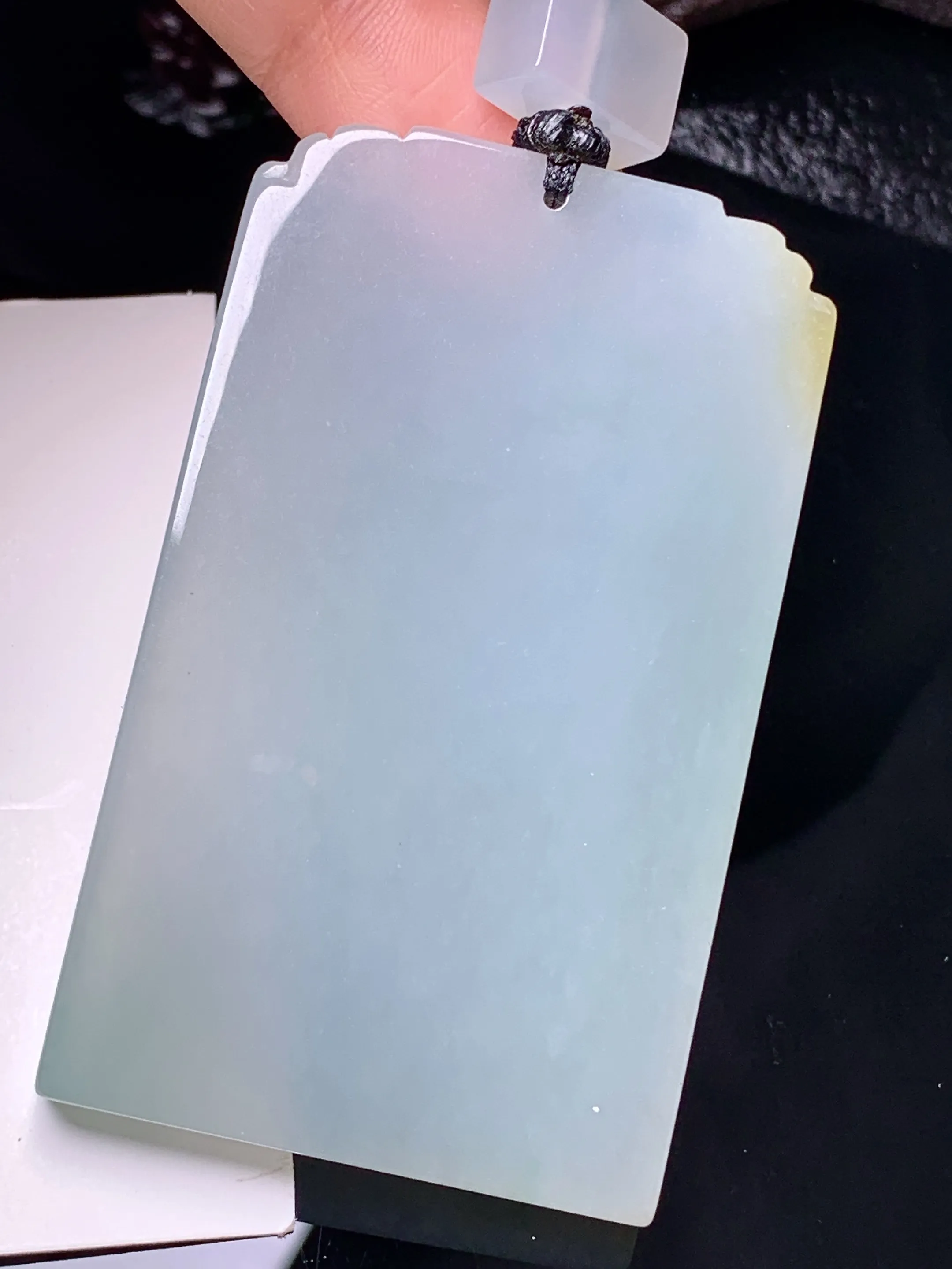 无事牌吊坠 玉质细腻 色泽清新艳丽 整体尺寸61.2*37*6