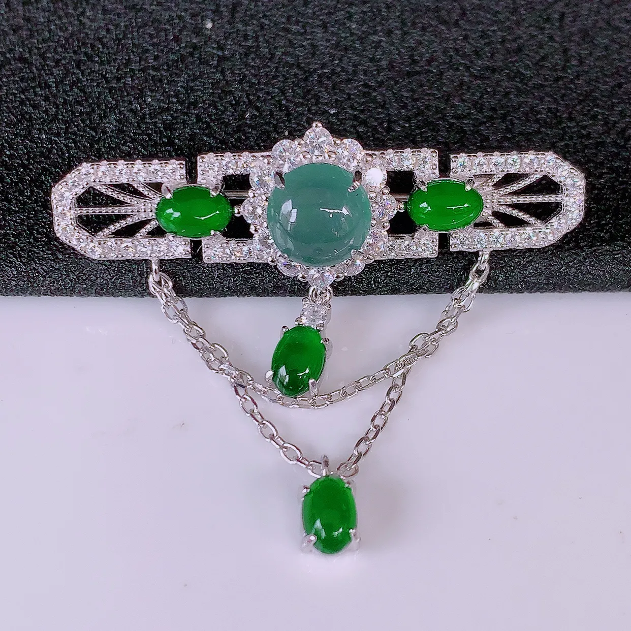 冰透满绿翡翠925银镶嵌胸针，自然光实拍，翠色灵动，颜色漂亮，种老水足，品相佳，佩戴佳品！#97.1