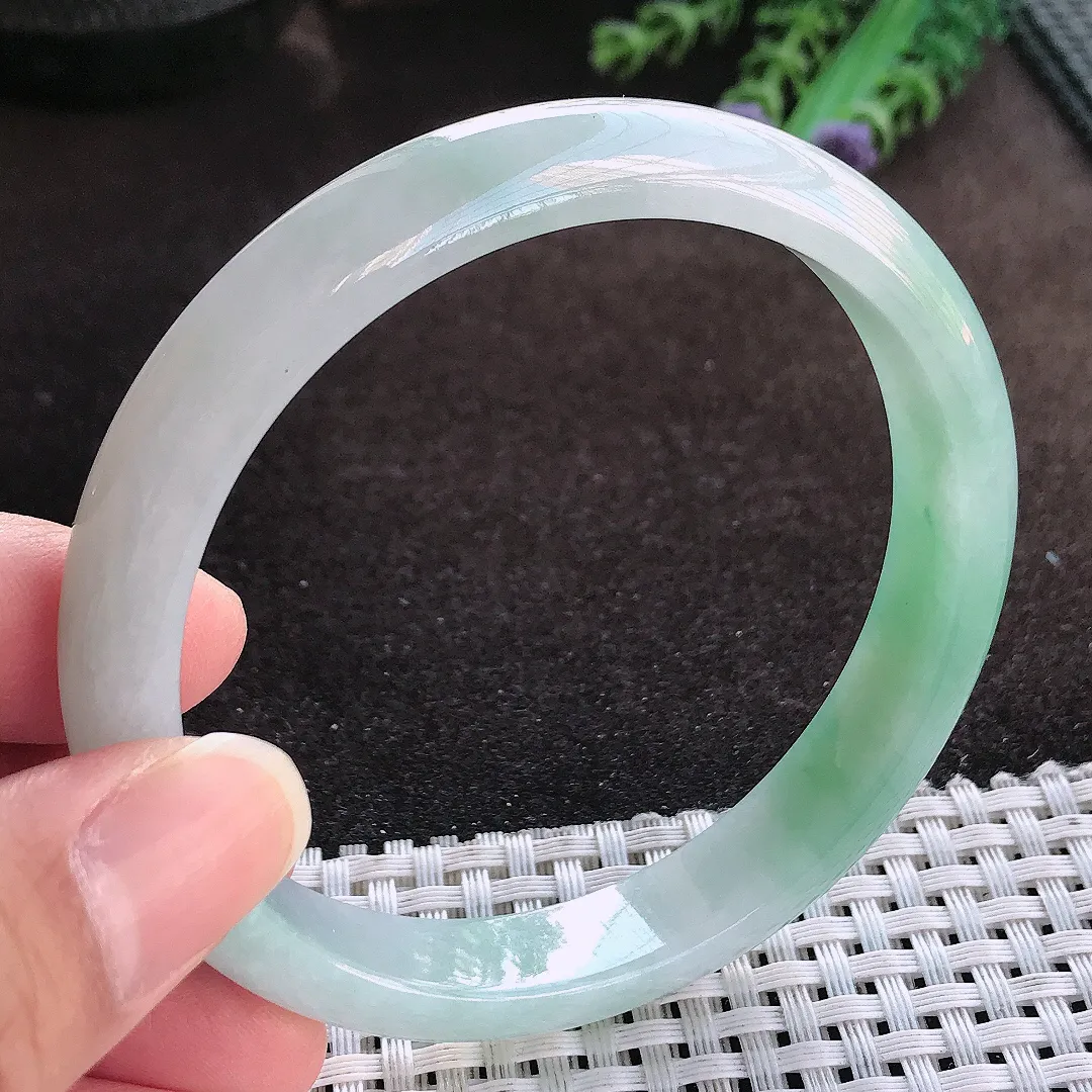 天然a货翡翠61.5/11.1/7大圈口老坑冰润飘绿手镯宽边玉手镯