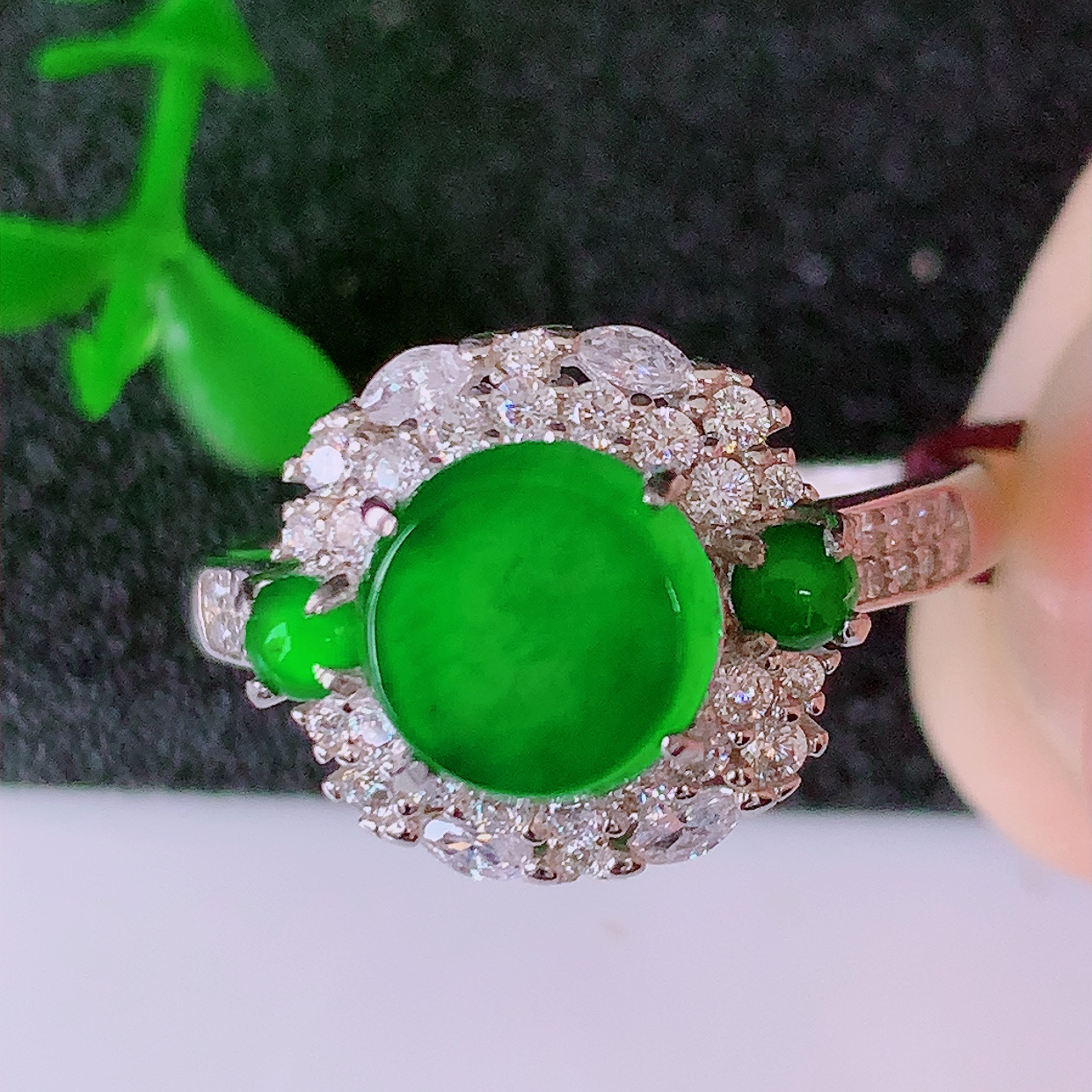 冰透满绿翡翠925银镶嵌戒指，自然光实拍，翠色灵动，颜色漂亮，种老水足，品相佳，佩戴佳品！#97.1