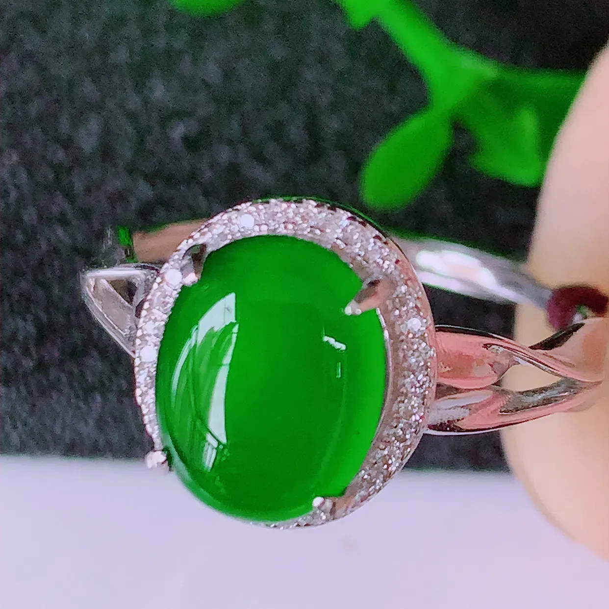 冰透满绿翡翠925银镶嵌戒指，自然光实拍，翠色灵动，颜色漂亮，种老水足，品相佳，佩戴佳品！#97.17（圈口可调大小）整体25*18*5.8裸石10*8
