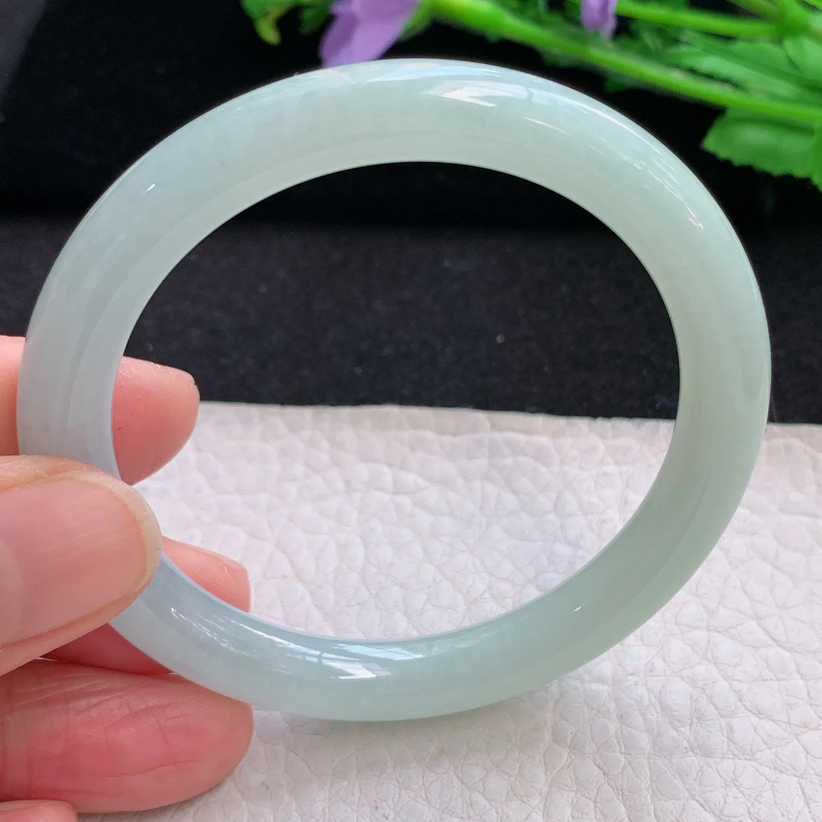 n小圈口52*8叮当镯 天然缅甸翡翠浅绿清爽水灵圆条玉手镯 美人镯