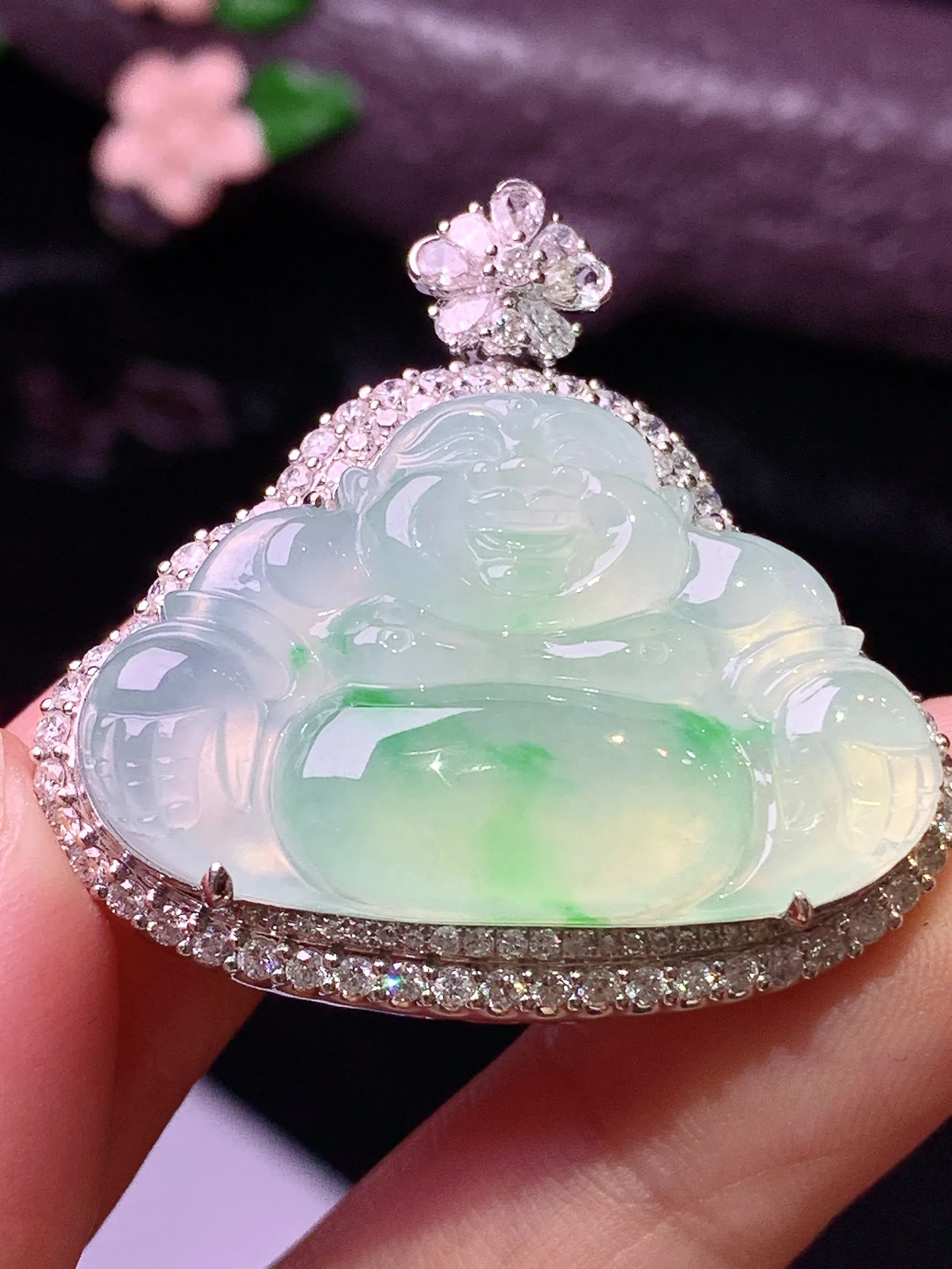 18k金钻镶嵌飘绿佛公吊坠 玉质细腻 色泽清新艳丽 整体尺寸33.8*35.5*12.6