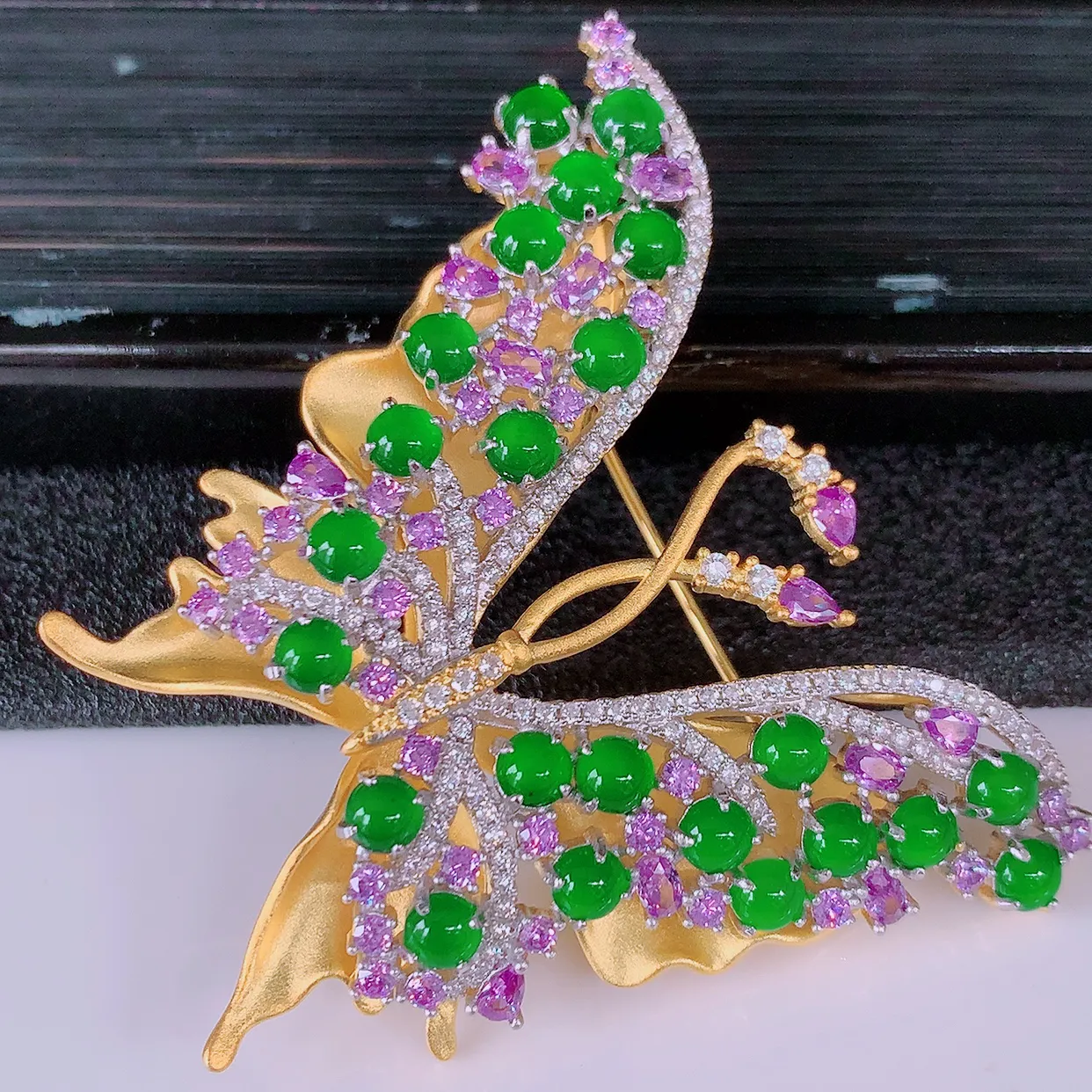 冰透满绿翡翠925银镶嵌蝴蝶胸针，自然光实拍，翠色灵动，颜色漂亮，种老水足，品相佳，佩戴佳品！#97.17整体48.5*42.5*9裸石3*3