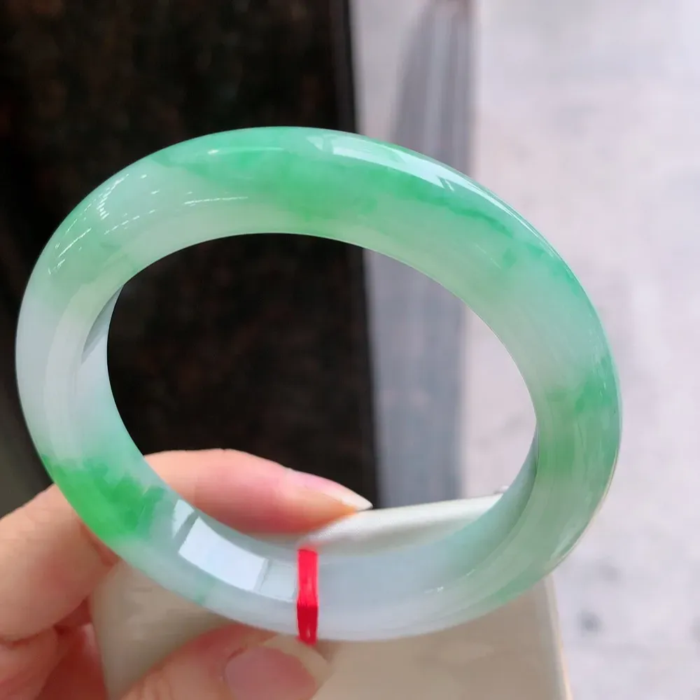 正圈高冰阳绿 无瑕 尺寸:59.1/11.8/9.7 种色俱佳