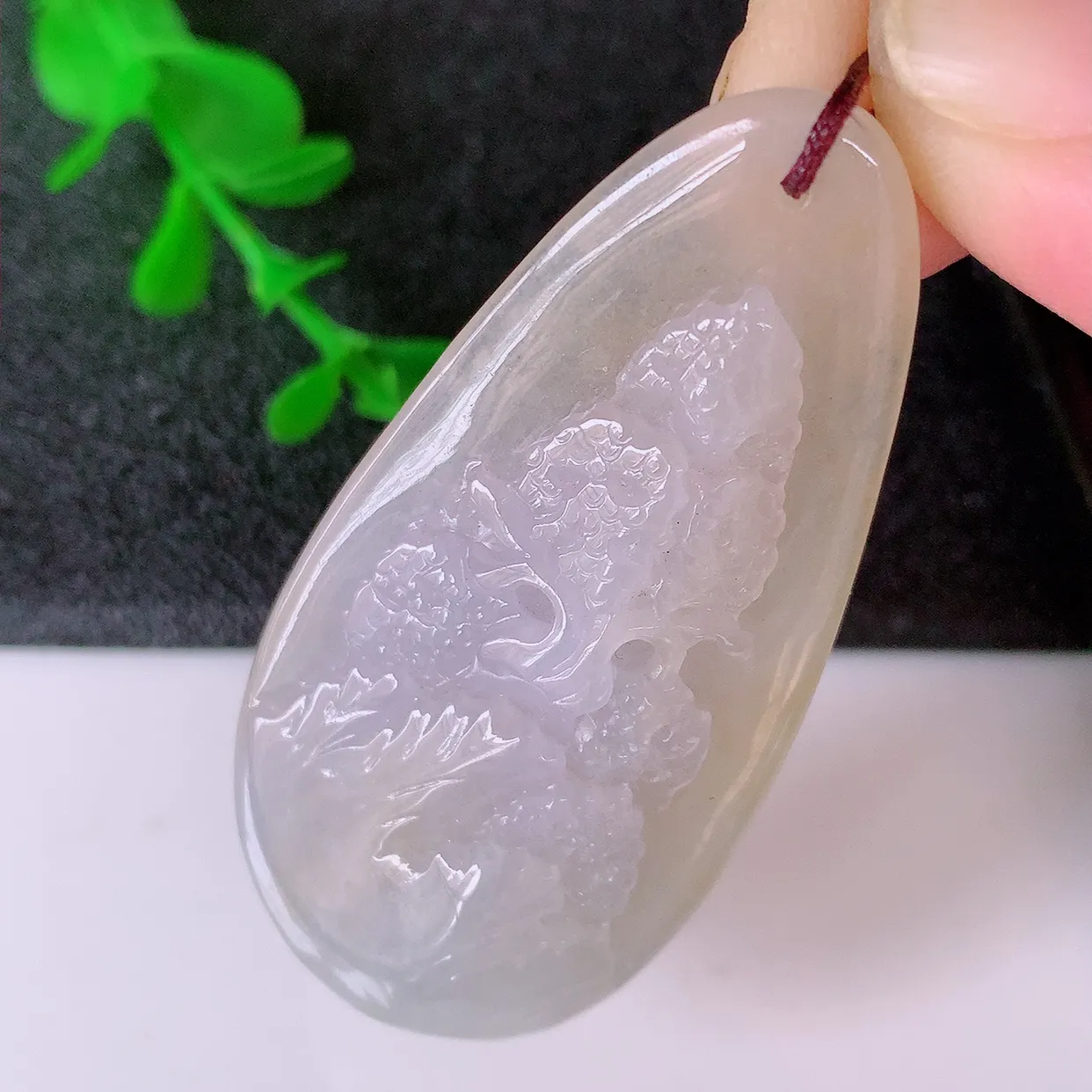 自然光实拍，冰黄翡翡翠山水牌吊坠，翡翠山水，立体生动形象，山水素材布局合理，意境感佳，佩戴上身效果更