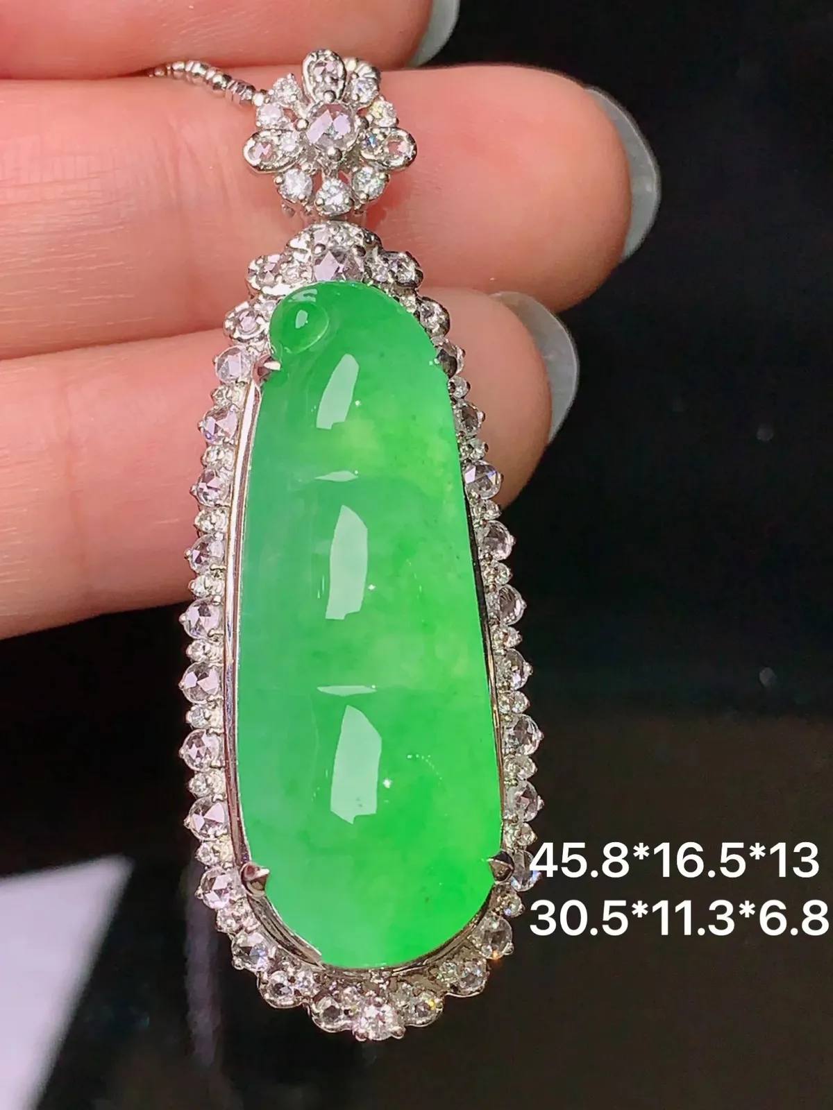 18k金钻镶嵌翠绿四季豆吊坠 玉质细腻 色泽清新艳丽  整体尺寸45.8*16.5*13