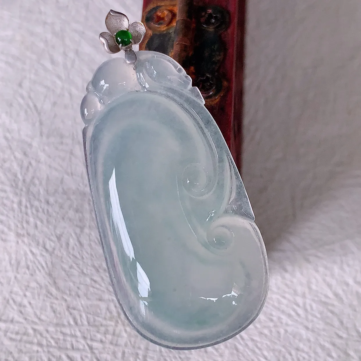 18K金镶嵌冰种翡翠如意吊坠，简单的镶嵌设计、让玉坠百搭又精致，寓意着吉祥，事事如意！#12.17整