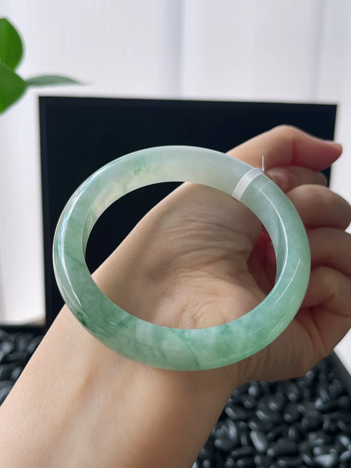 正圈56.5圈口，翡翠冰糯种淡绿色手镯