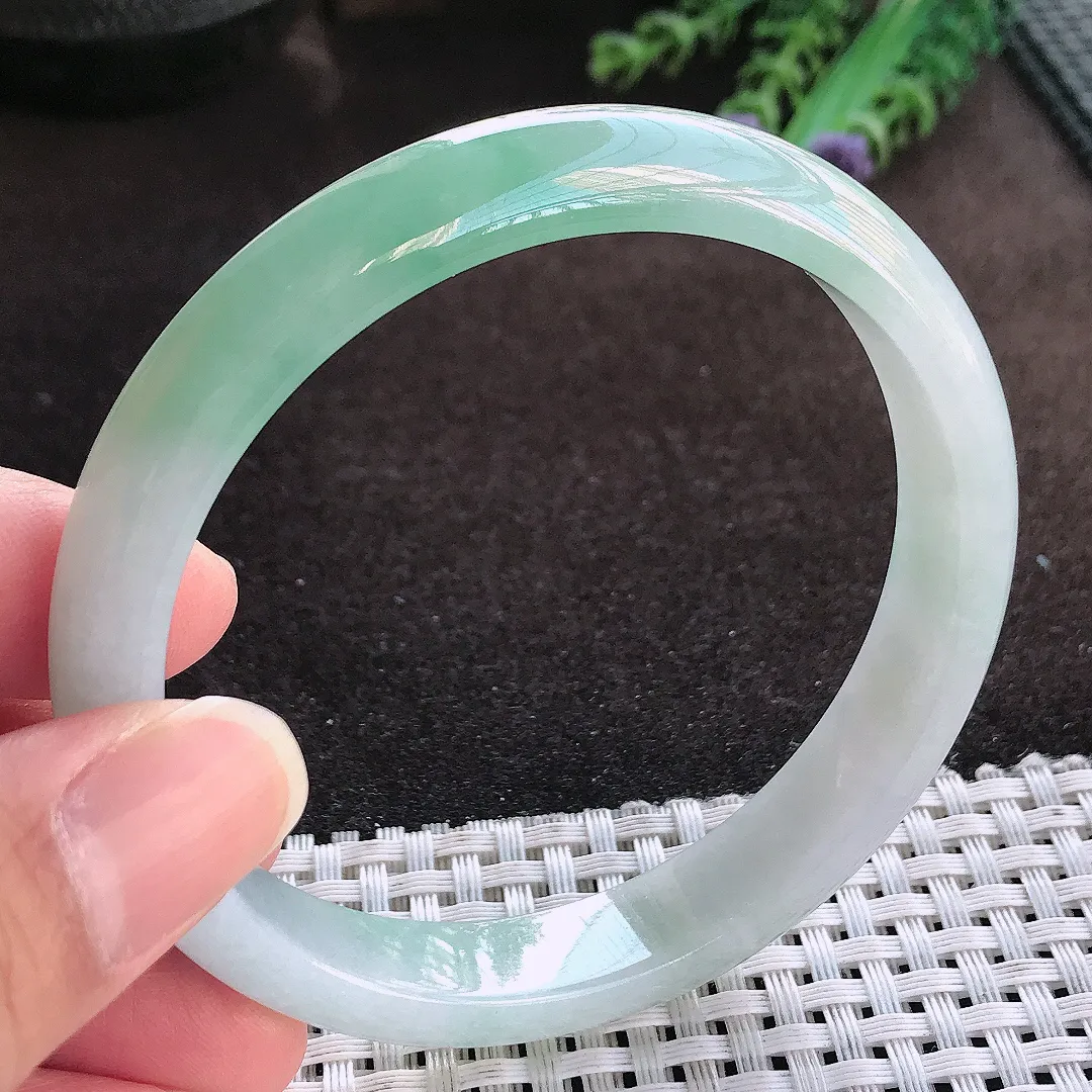 天然a货翡翠61.5/11.1/7大圈口老坑冰润飘绿手镯宽边玉手镯