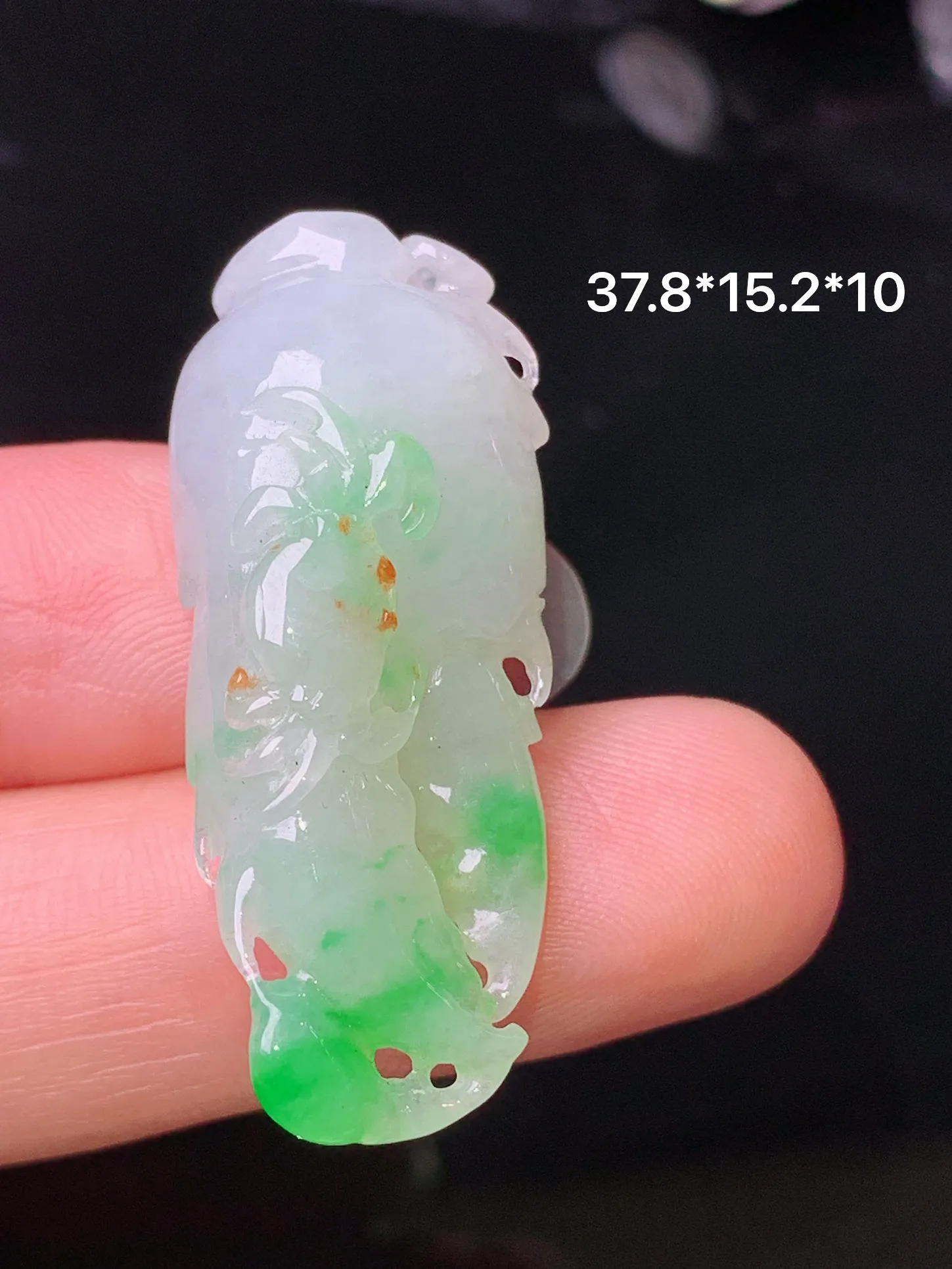 飘绿蟹钳吊坠 玉质细腻 色泽清新艳丽 整体尺寸37.8*15.2*10