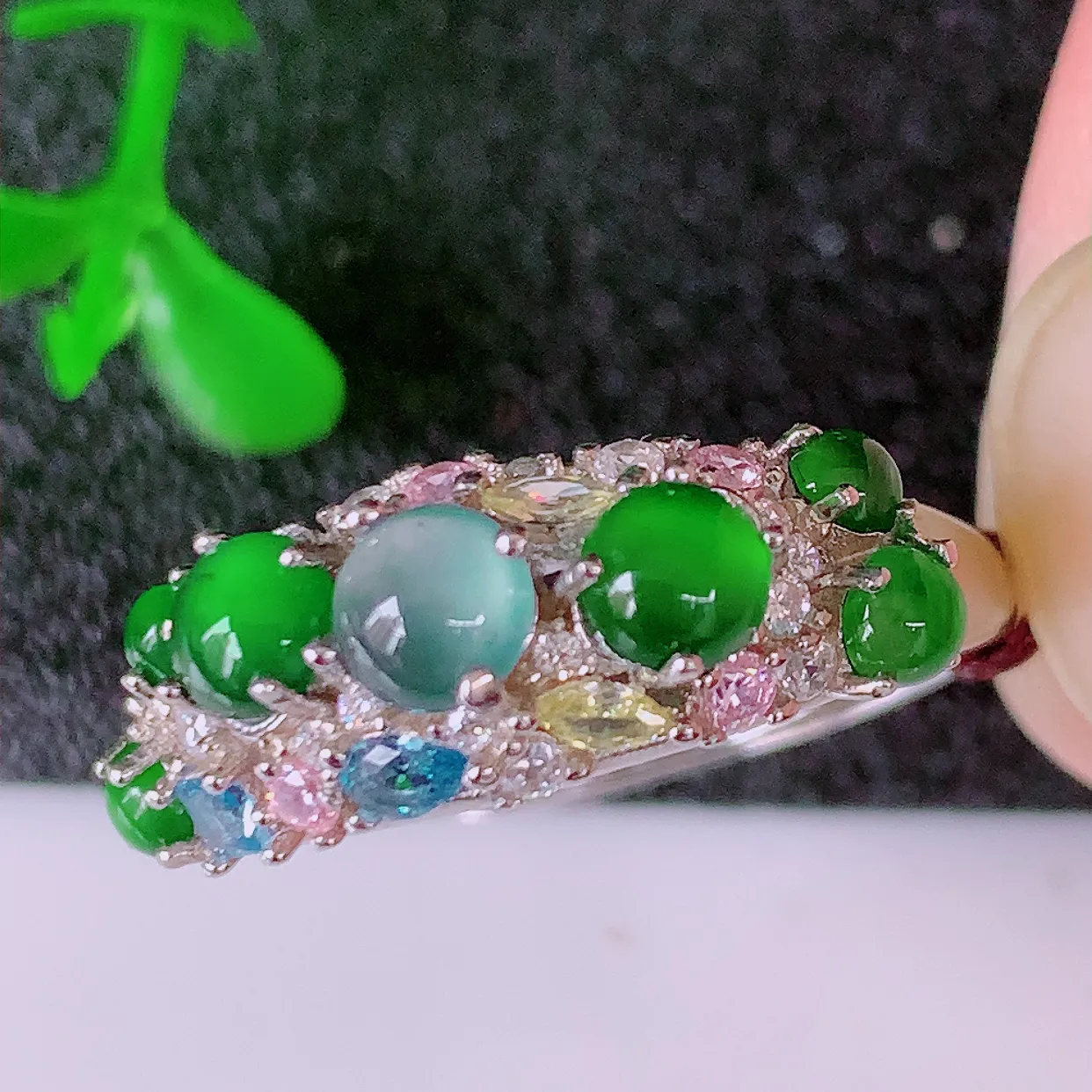 冰透满绿翡翠925银镶嵌戒面，自然光实拍，翠色灵动，颜色漂亮，种老水足，品相佳，佩戴佳品！#97.17（圈口可调大小）整体23.5-17.5-5.2裸石4.2-4.2