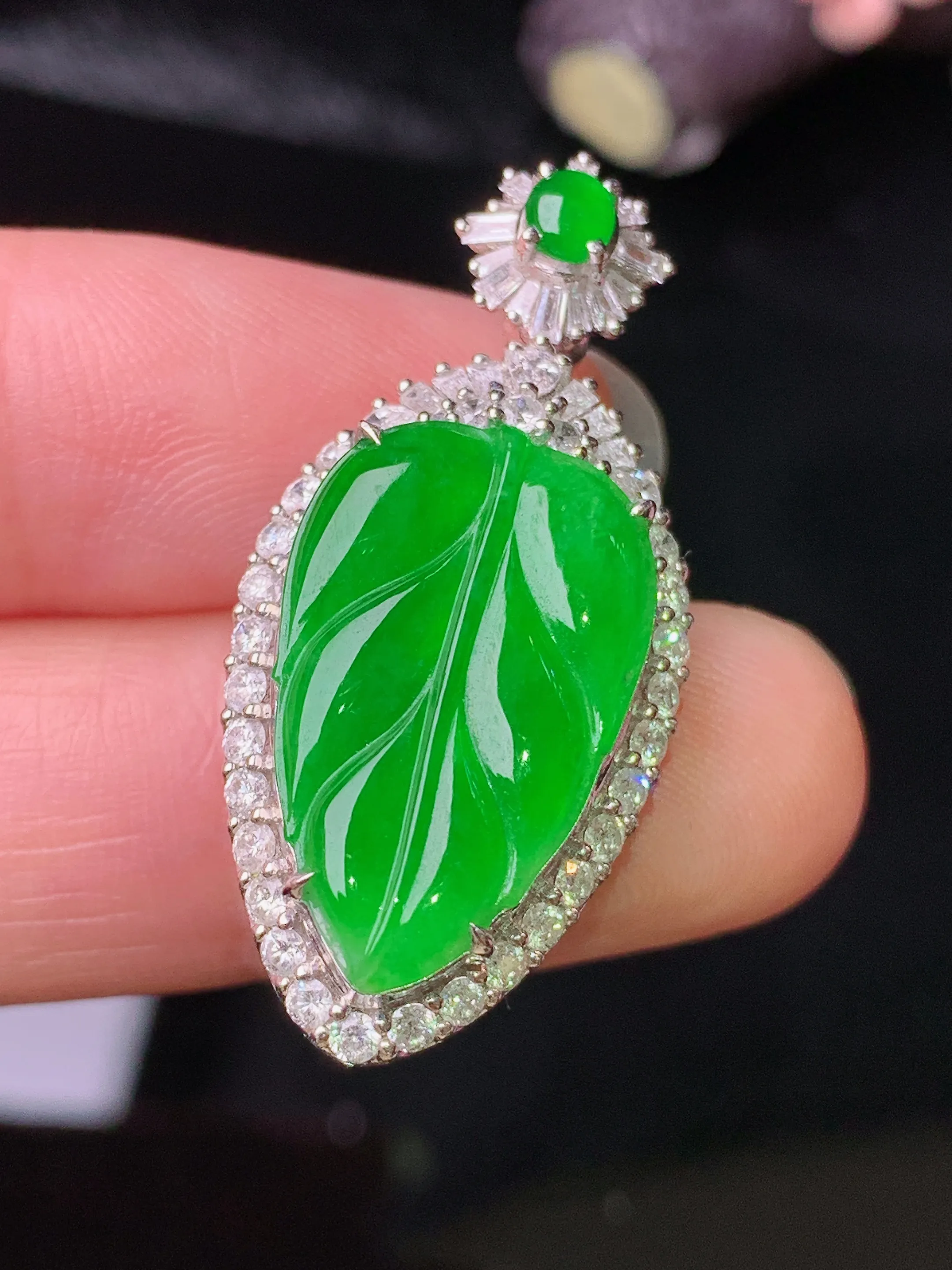 18k金钻镶嵌满绿树叶吊坠 玉质细腻 色泽清新艳丽 整体尺寸34.2*16*9