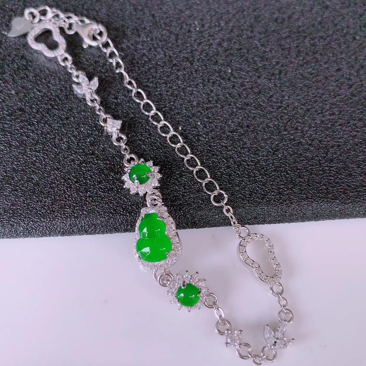 冰透满绿翡翠925银镶嵌葫芦手链，自然光实拍，翠色灵动，颜色漂亮，种老水足，品相佳，佩戴佳品！#97.17葫芦整体 14.5-8.2*5裸石8*5.8